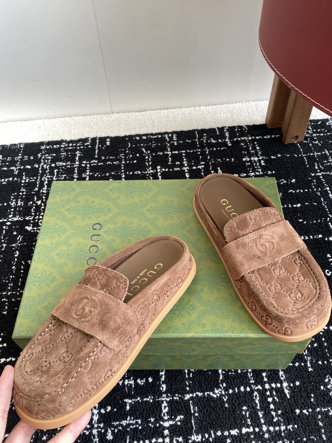 代购级
Gucci 25ss 春夏新款 复古大头包头拖，

 勃肯拖第一眼看到这个鞋子感觉不起眼，没有过