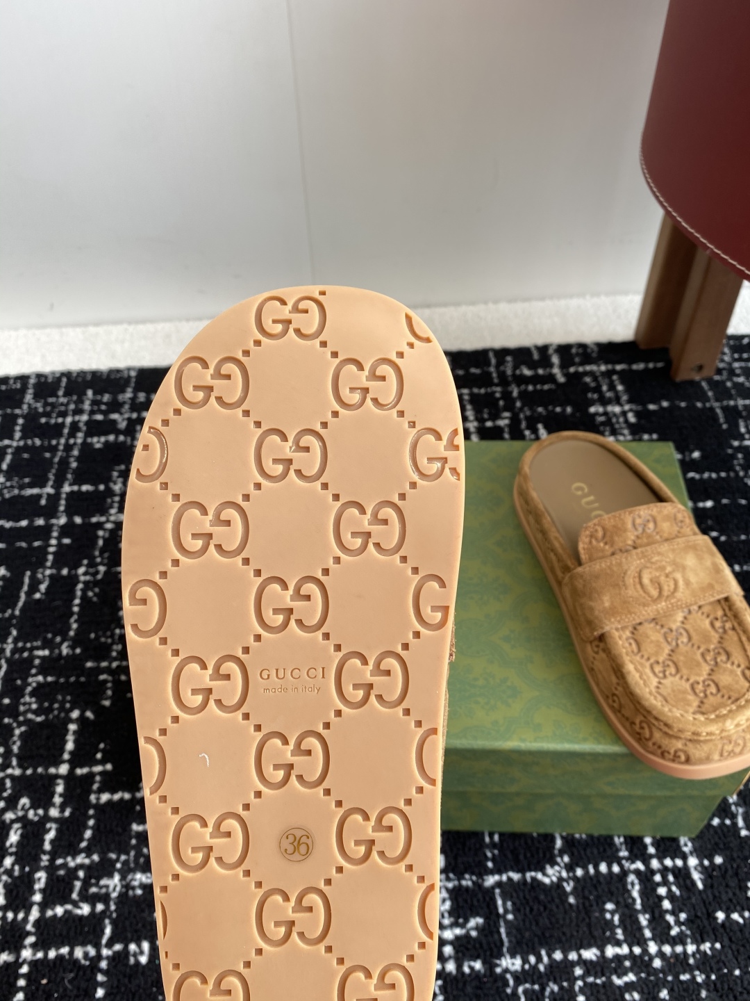 代购级
Gucci 25ss 春夏新款 复古大头包头拖，

 勃肯拖第一眼看到这个鞋子感觉不起眼，没有过