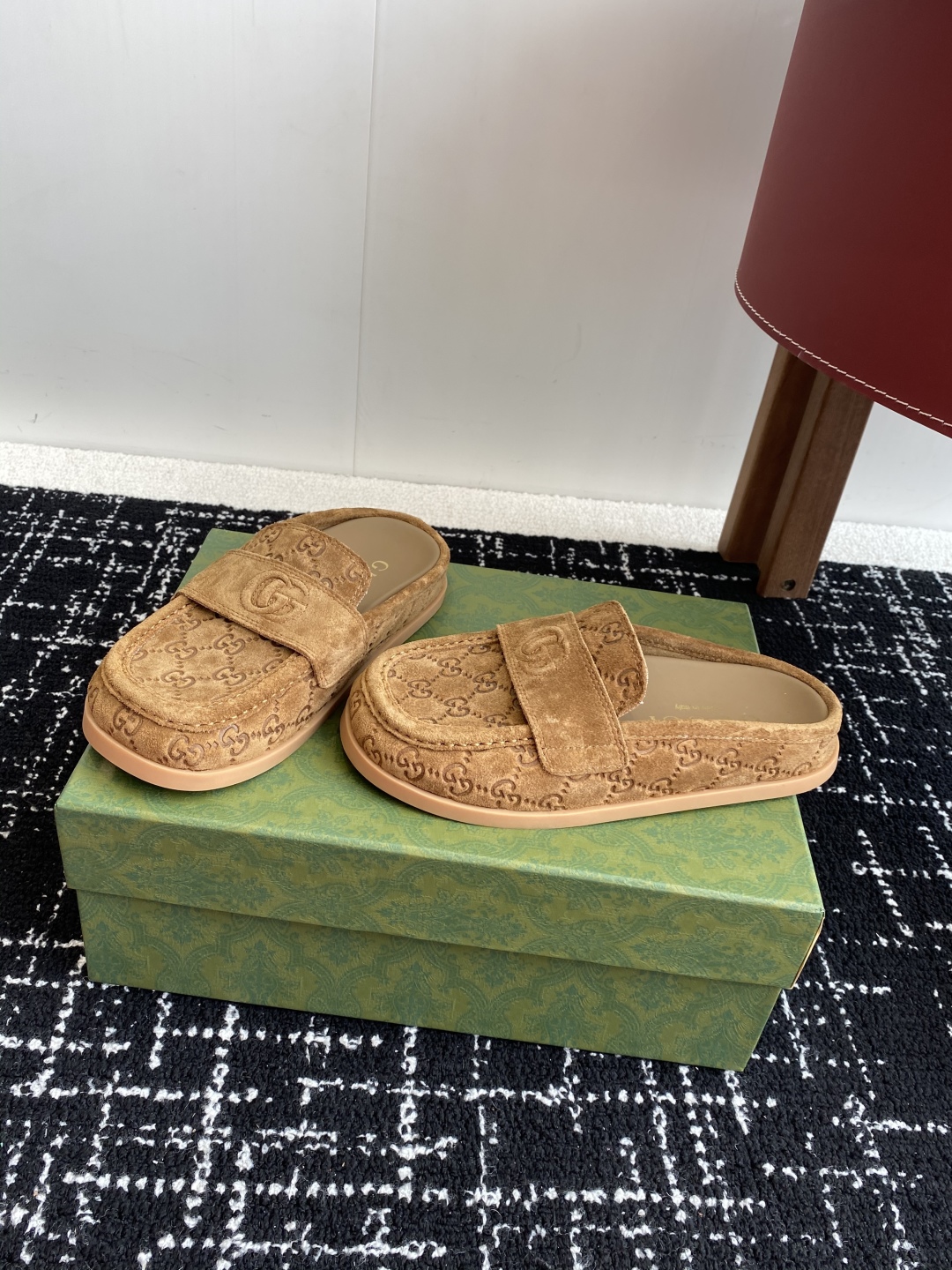 代购级
Gucci 25ss 春夏新款 复古大头包头拖，

 勃肯拖第一眼看到这个鞋子感觉不起眼，没有过