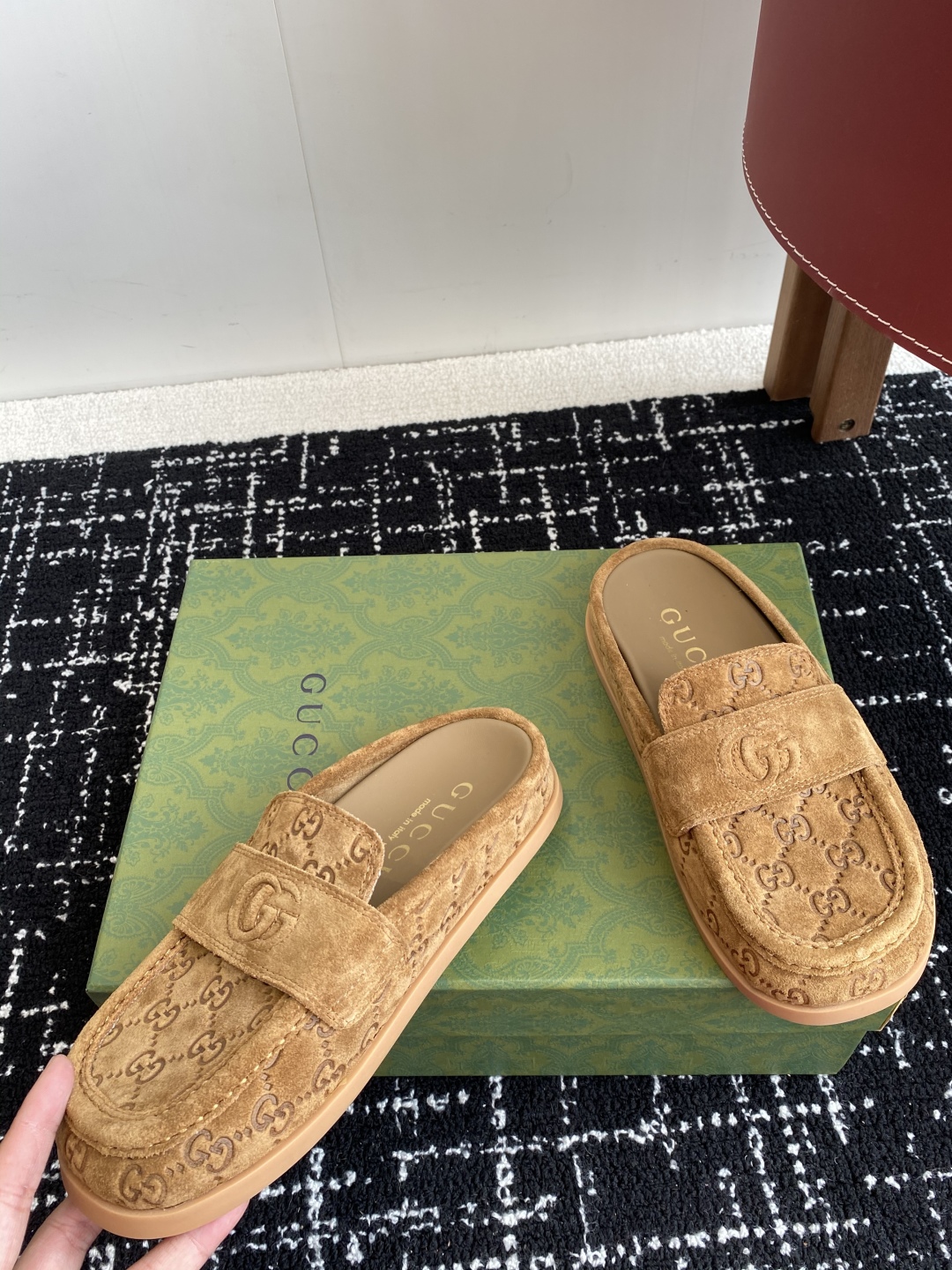 代购级
Gucci 25ss 春夏新款 复古大头包头拖，

 勃肯拖第一眼看到这个鞋子感觉不起眼，没有过