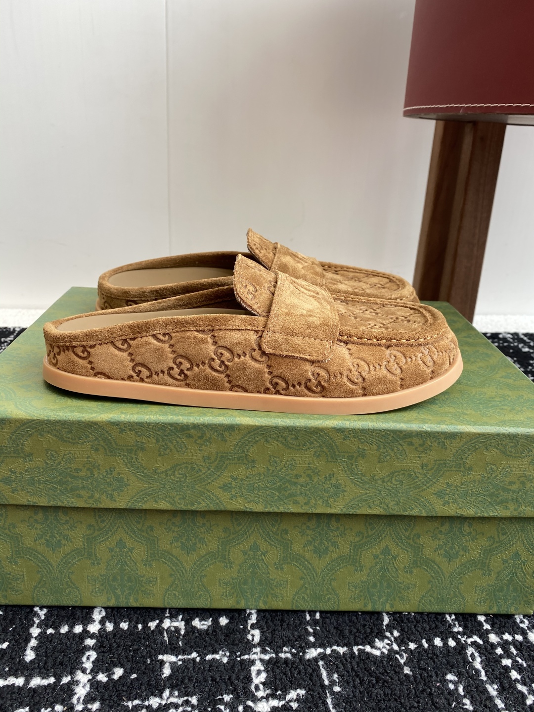 代购级
Gucci 25ss 春夏新款 复古大头包头拖，

 勃肯拖第一眼看到这个鞋子感觉不起眼，没有过