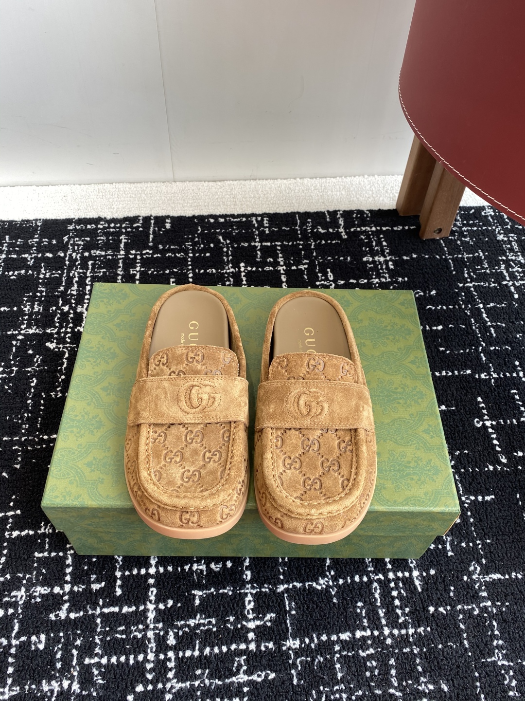 代购级
Gucci 25ss 春夏新款 复古大头包头拖，

 勃肯拖第一眼看到这个鞋子感觉不起眼，没有过