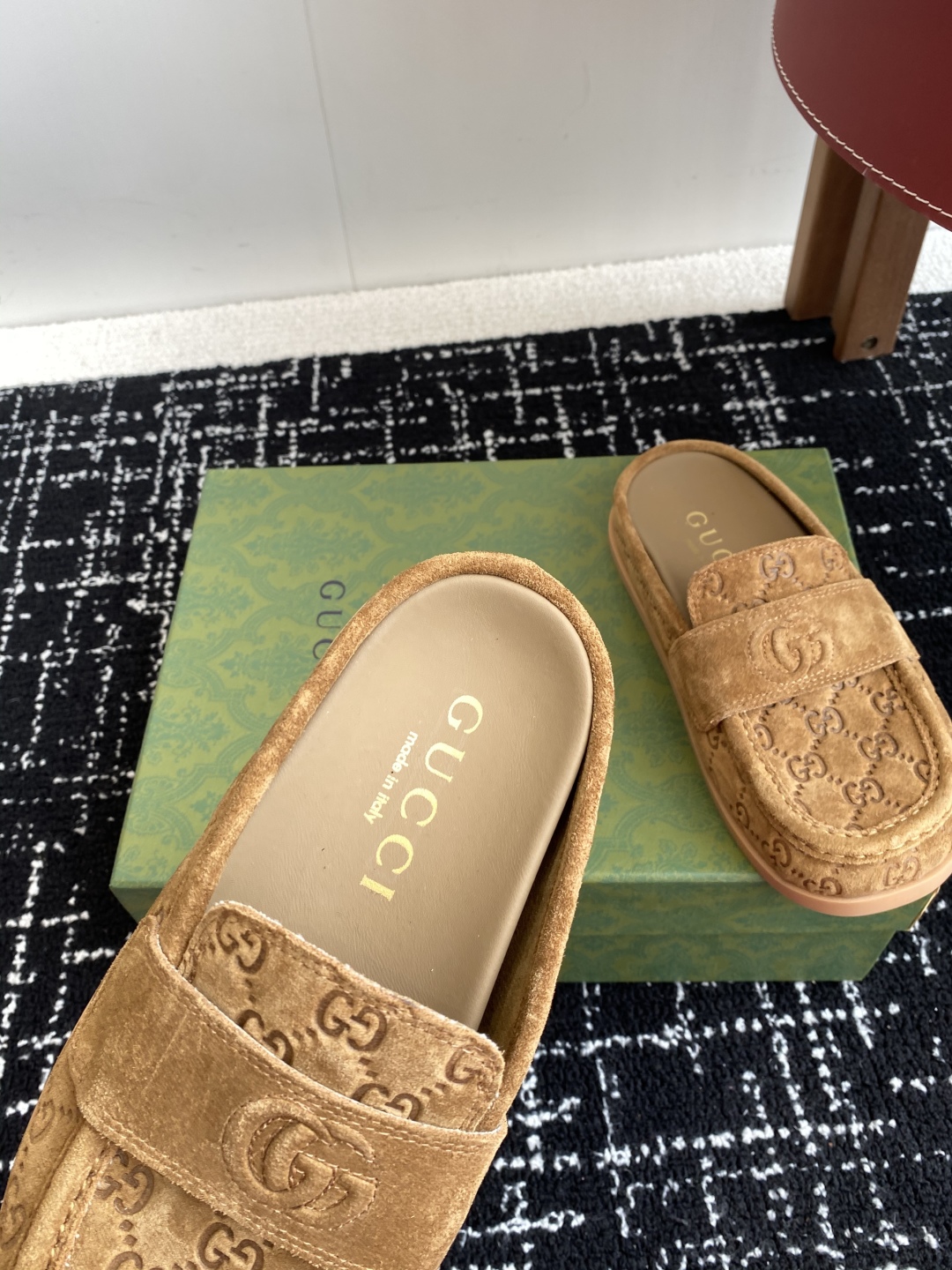 代购级
Gucci 25ss 春夏新款 复古大头包头拖，

 勃肯拖第一眼看到这个鞋子感觉不起眼，没有过