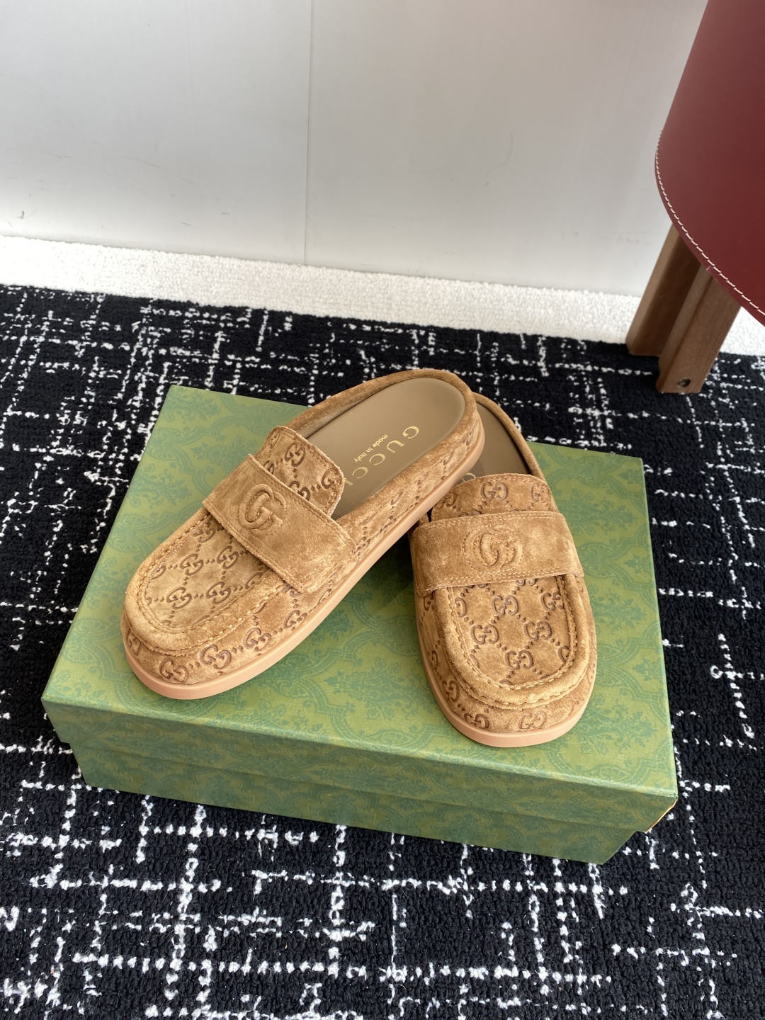 代购级
Gucci 25ss 春夏新款 复古大头包头拖，

 勃肯拖第一眼看到这个鞋子感觉不起眼，没有过