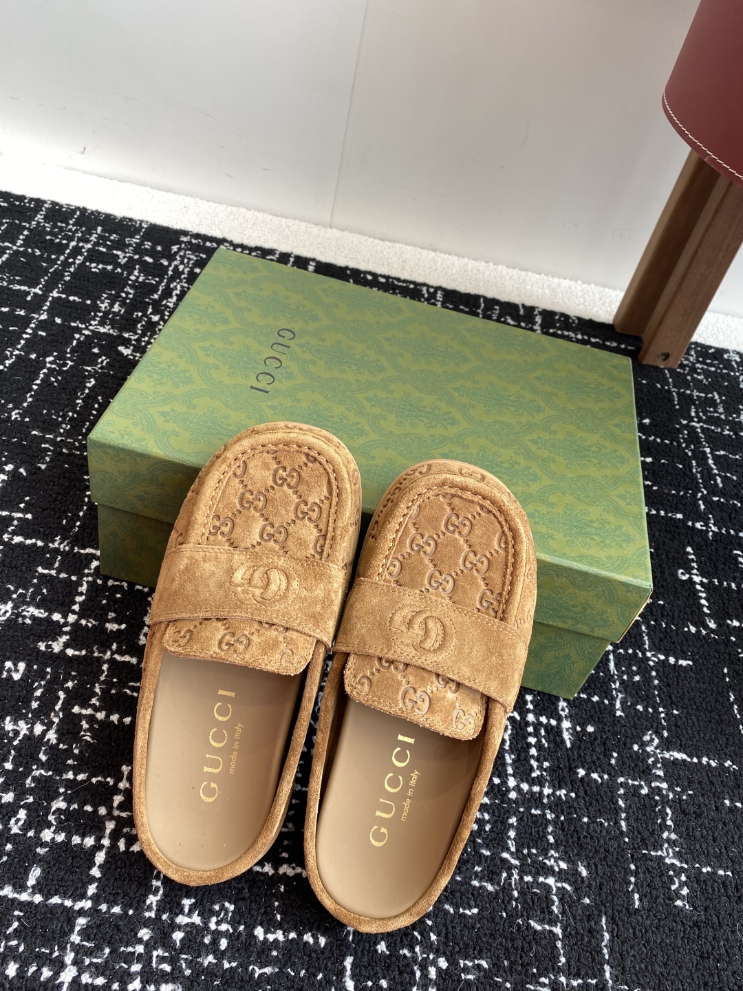 代购级
Gucci 25ss 春夏新款 复古大头包头拖，

 勃肯拖第一眼看到这个鞋子感觉不起眼，没有过