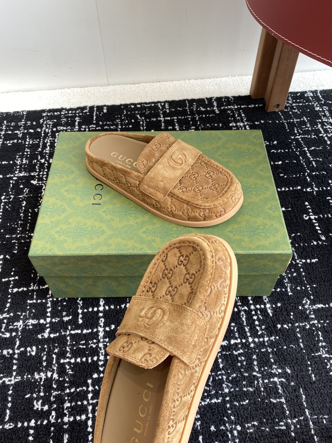 代购级
Gucci 25ss 春夏新款 复古大头包头拖，

 勃肯拖第一眼看到这个鞋子感觉不起眼，没有过