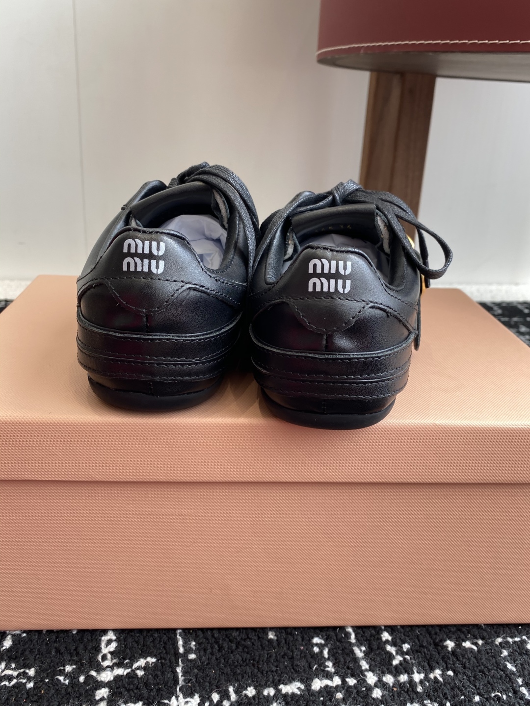 代购级
MiuMiu 缪缪 25ss早春新款 走秀新款一脚蹬懒人鞋 复古 德训鞋

官方春夏走秀新款，时