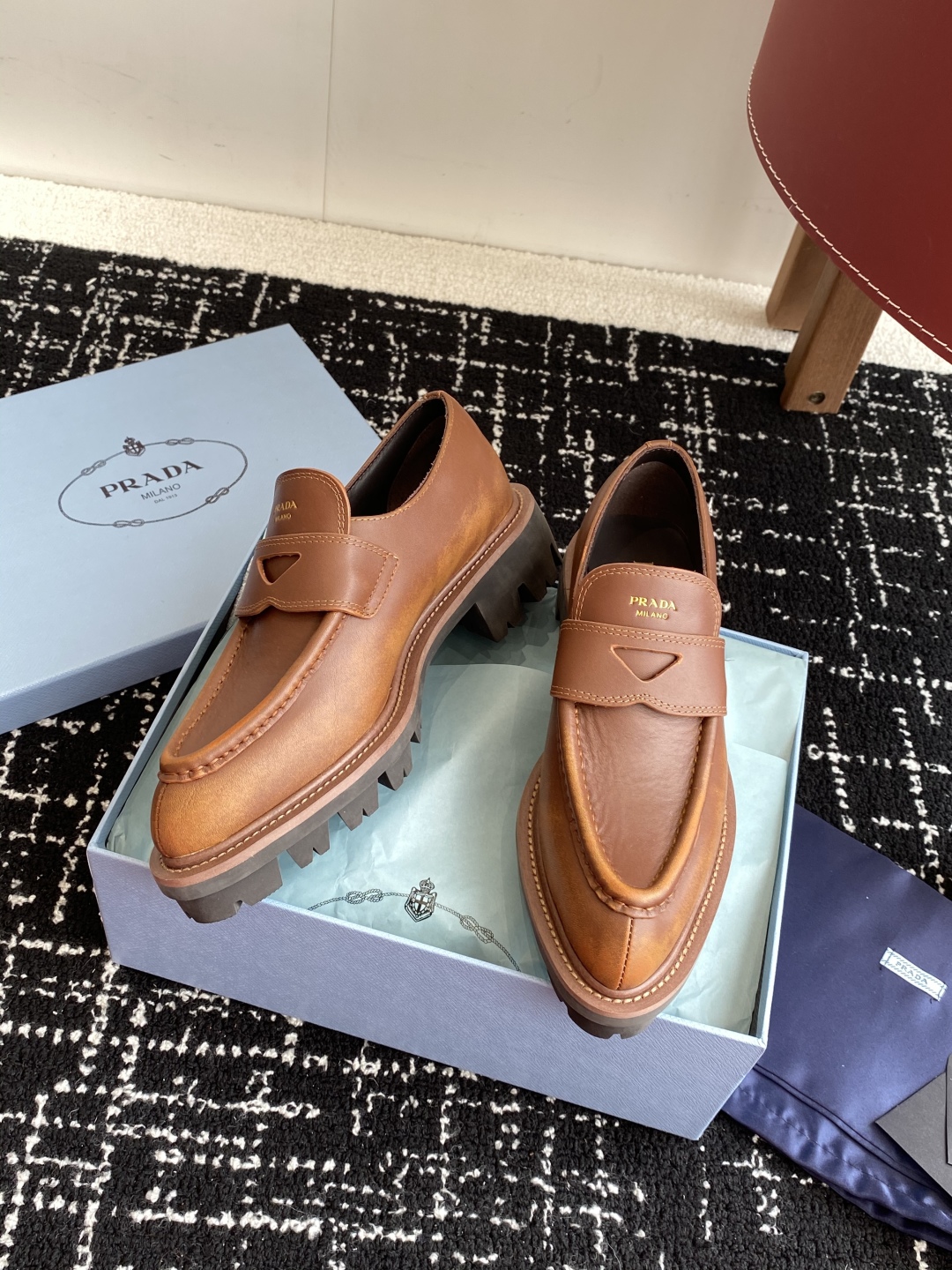 代购级
Prada 25普拉达走秀款复古英伦流苏半拖鞋单鞋爆款！

走秀款 复古感时髦满满  随意百搭 