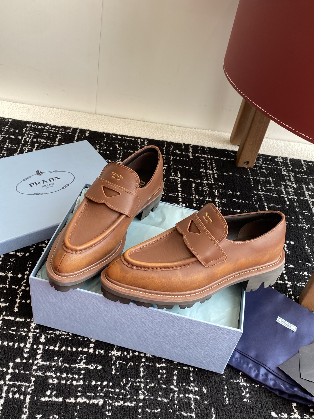 代购级
Prada 25普拉达走秀款复古英伦流苏半拖鞋单鞋爆款！

走秀款 复古感时髦满满  随意百搭 