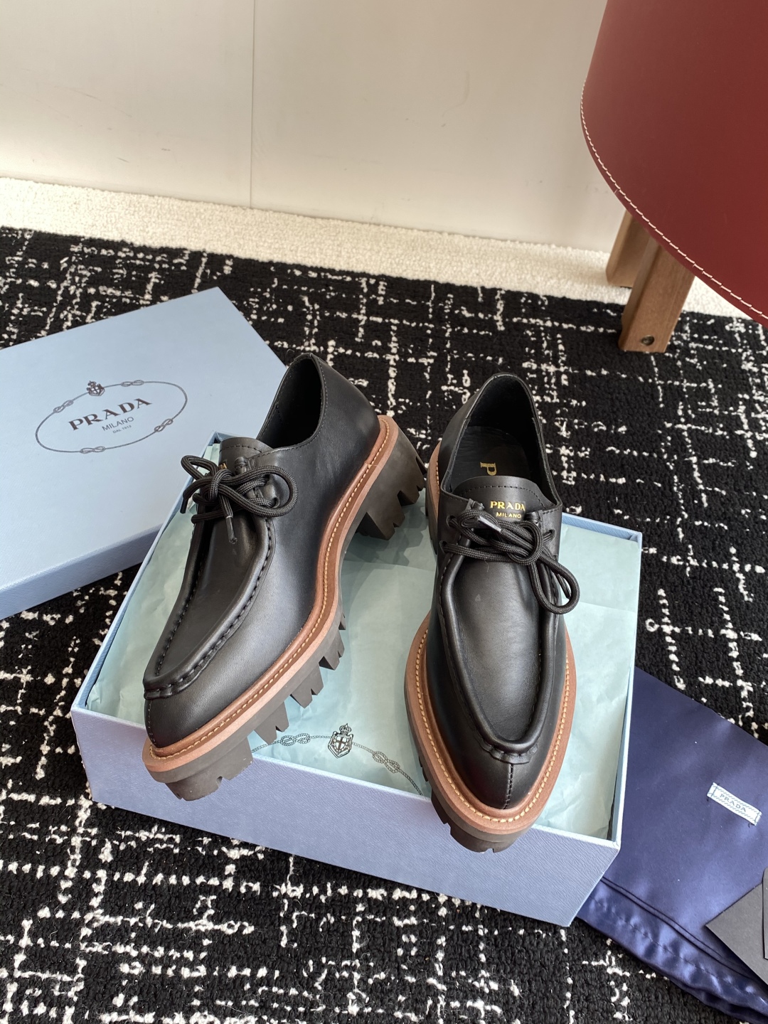 代购级
Prada 25普拉达走秀款复古英伦流苏半拖鞋单鞋爆款！

走秀款 复古感时髦满满  随意百搭 