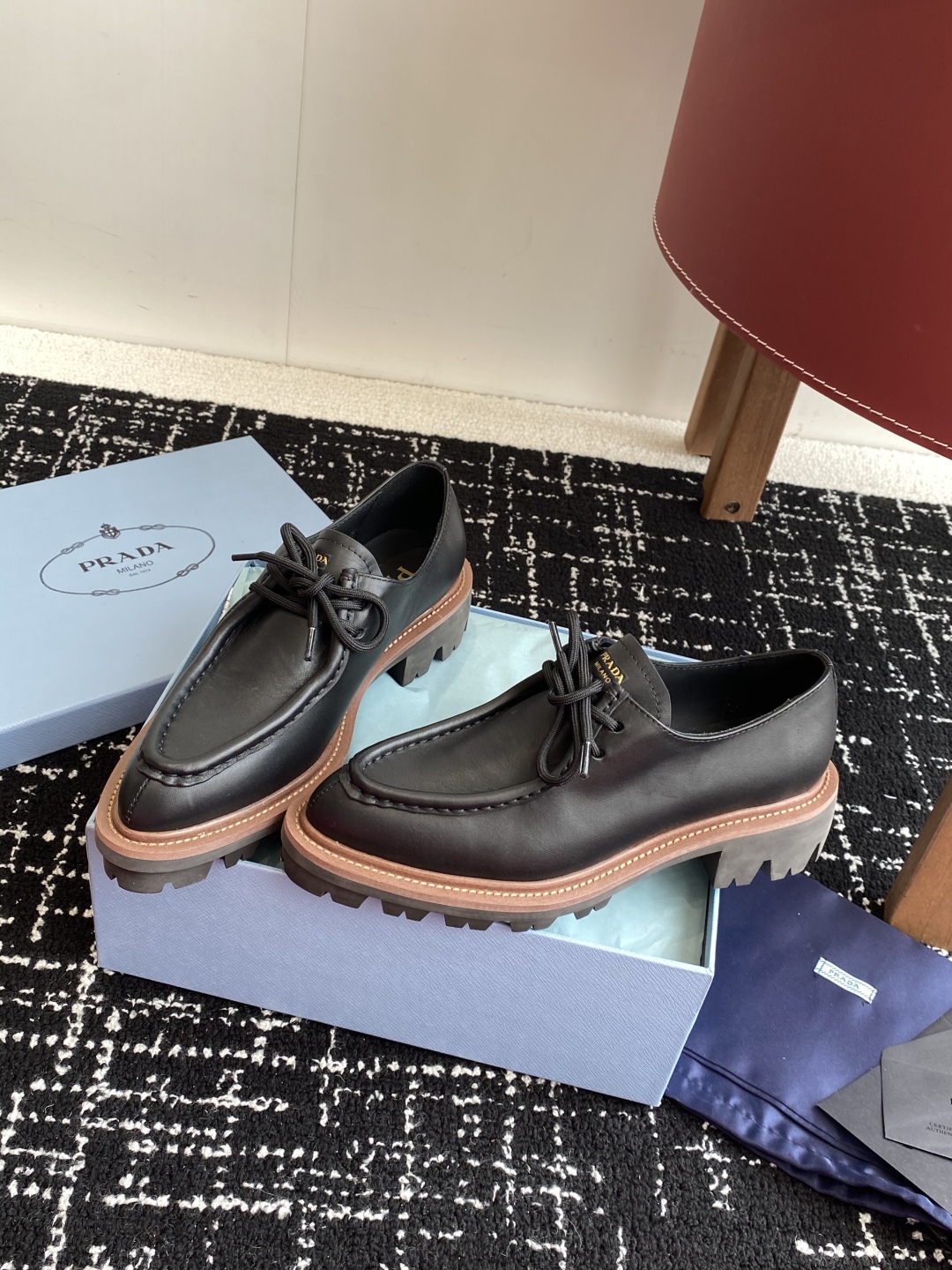 代购级
Prada 25普拉达走秀款复古英伦流苏半拖鞋单鞋爆款！

走秀款 复古感时髦满满  随意百搭 