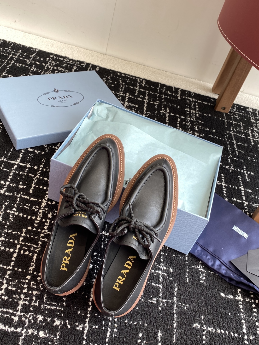 代购级
Prada 25普拉达走秀款复古英伦流苏半拖鞋单鞋爆款！

走秀款 复古感时髦满满  随意百搭 
