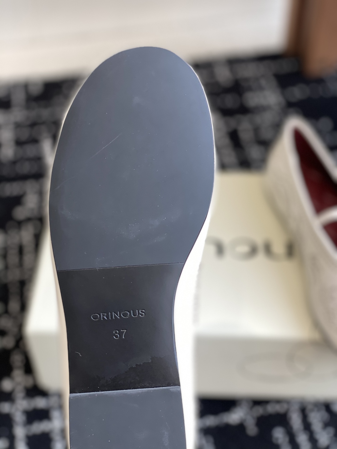 代购级
ORINOUS 25ss玛丽珍 春夏可太美了

经典芭蕾鞋型与摩登金属钉珠相结合，让人过目不忘 