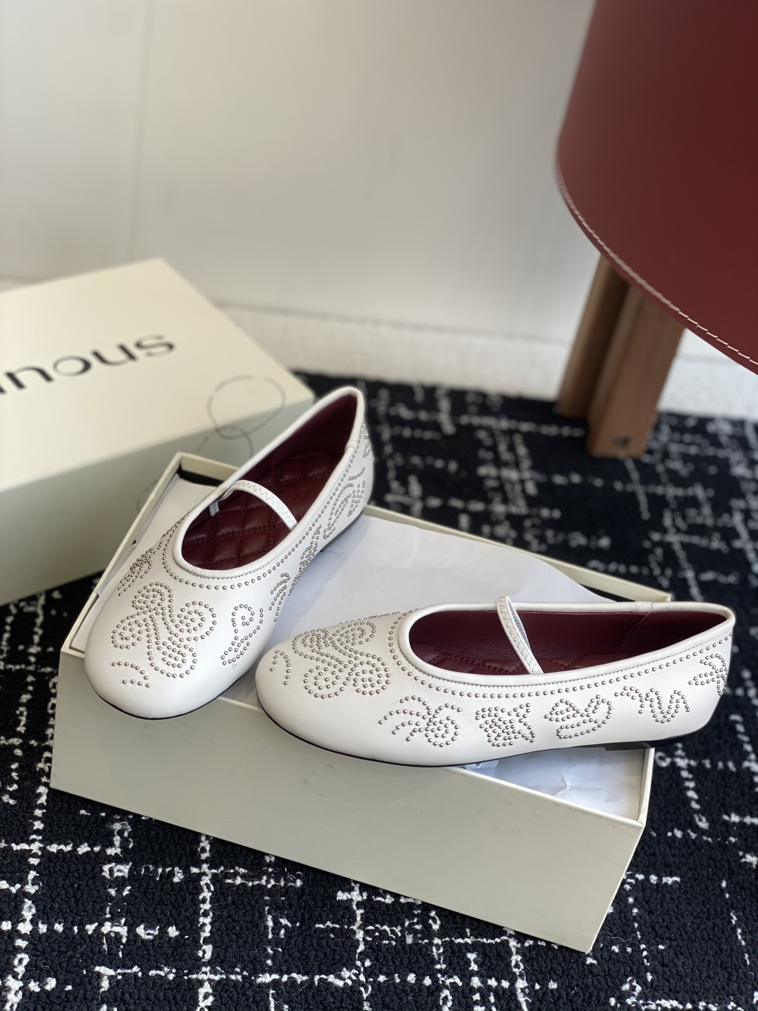 代购级
ORINOUS 25ss玛丽珍 春夏可太美了

经典芭蕾鞋型与摩登金属钉珠相结合，让人过目不忘 