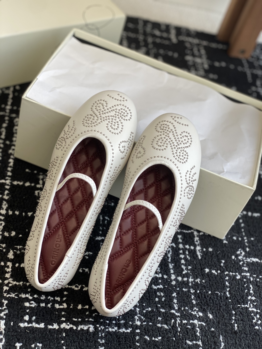 代购级
ORINOUS 25ss玛丽珍 春夏可太美了

经典芭蕾鞋型与摩登金属钉珠相结合，让人过目不忘 