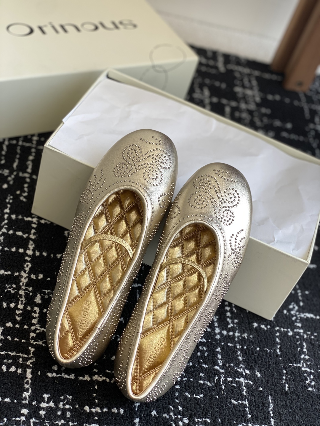 代购级
ORINOUS 25ss玛丽珍 春夏可太美了

经典芭蕾鞋型与摩登金属钉珠相结合，让人过目不忘 