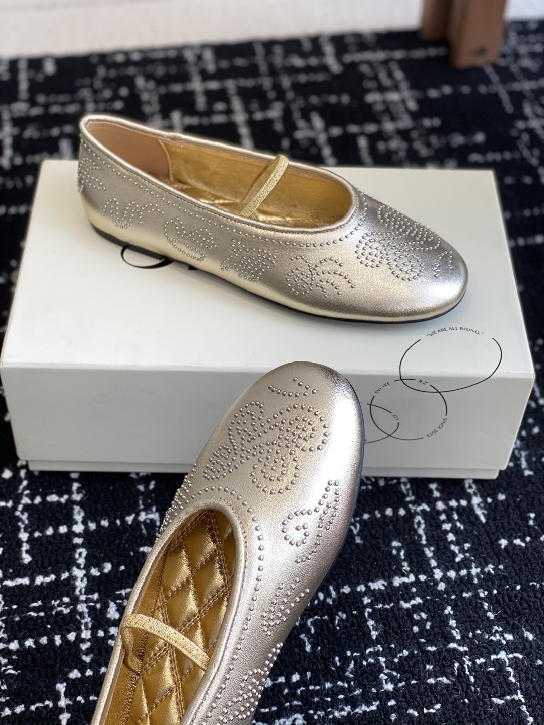 代购级
ORINOUS 25ss玛丽珍 春夏可太美了

经典芭蕾鞋型与摩登金属钉珠相结合，让人过目不忘 