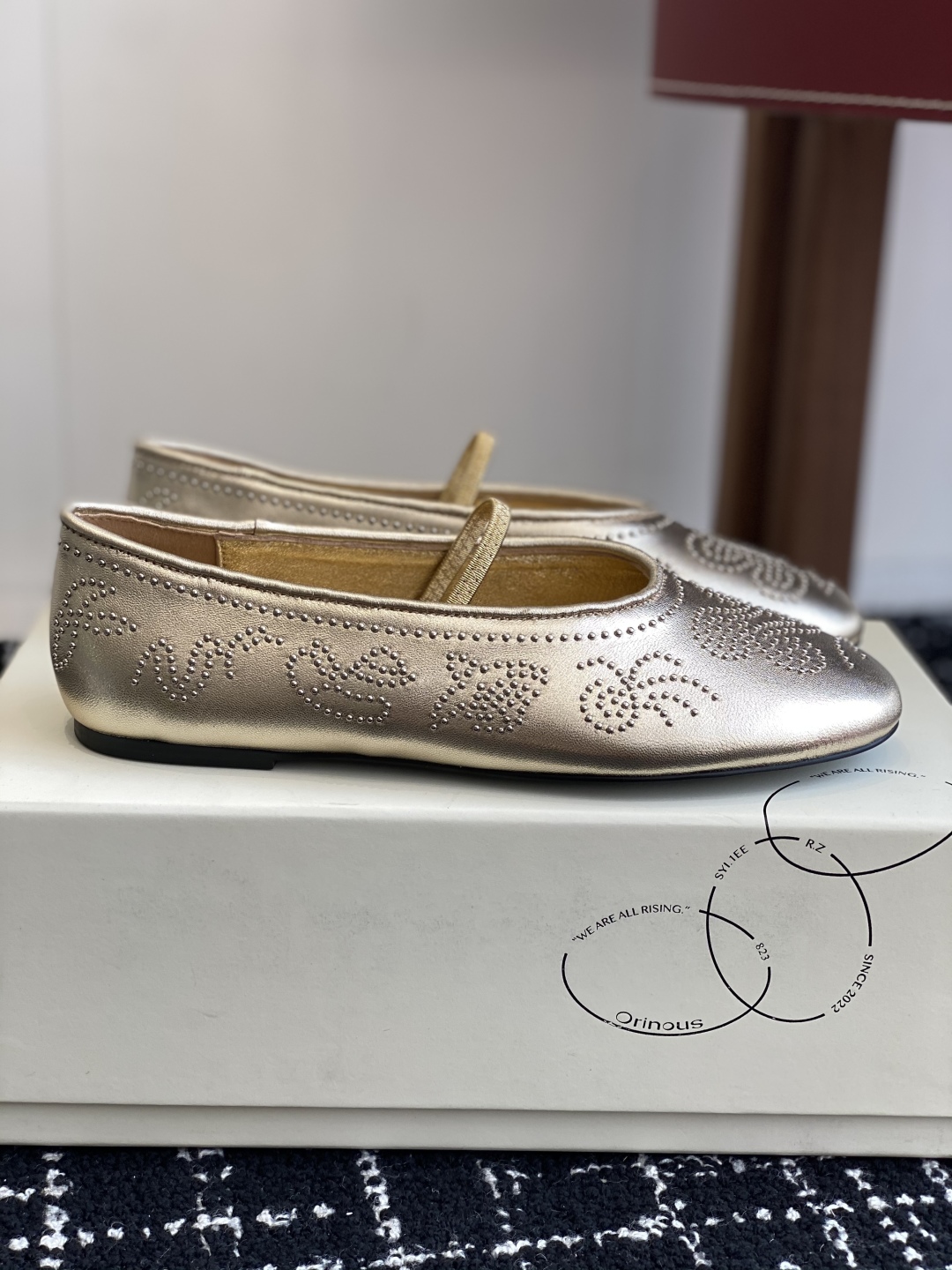 代购级
ORINOUS 25ss玛丽珍 春夏可太美了

经典芭蕾鞋型与摩登金属钉珠相结合，让人过目不忘 