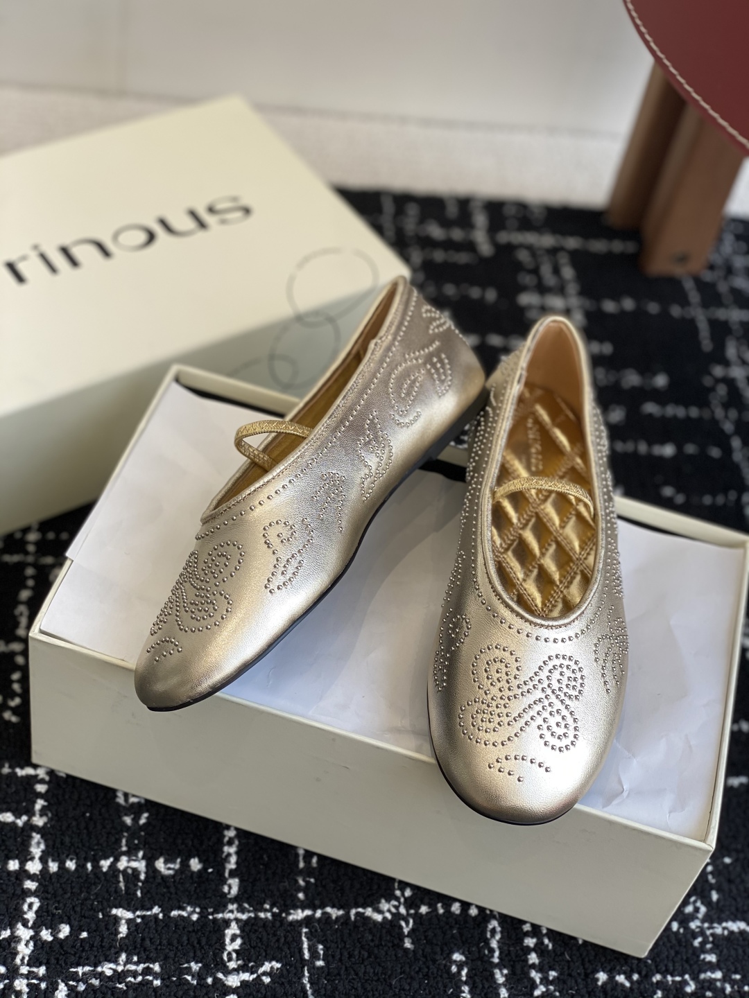 代购级
ORINOUS 25ss玛丽珍 春夏可太美了

经典芭蕾鞋型与摩登金属钉珠相结合，让人过目不忘 