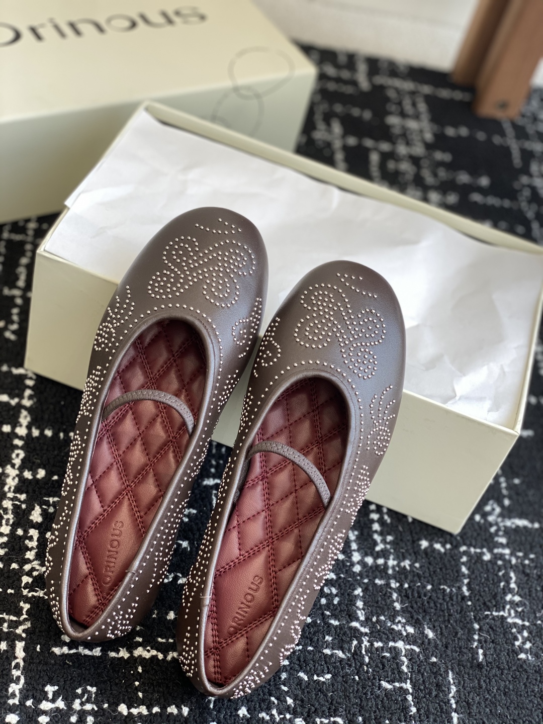 代购级
ORINOUS 25ss玛丽珍 春夏可太美了

经典芭蕾鞋型与摩登金属钉珠相结合，让人过目不忘 