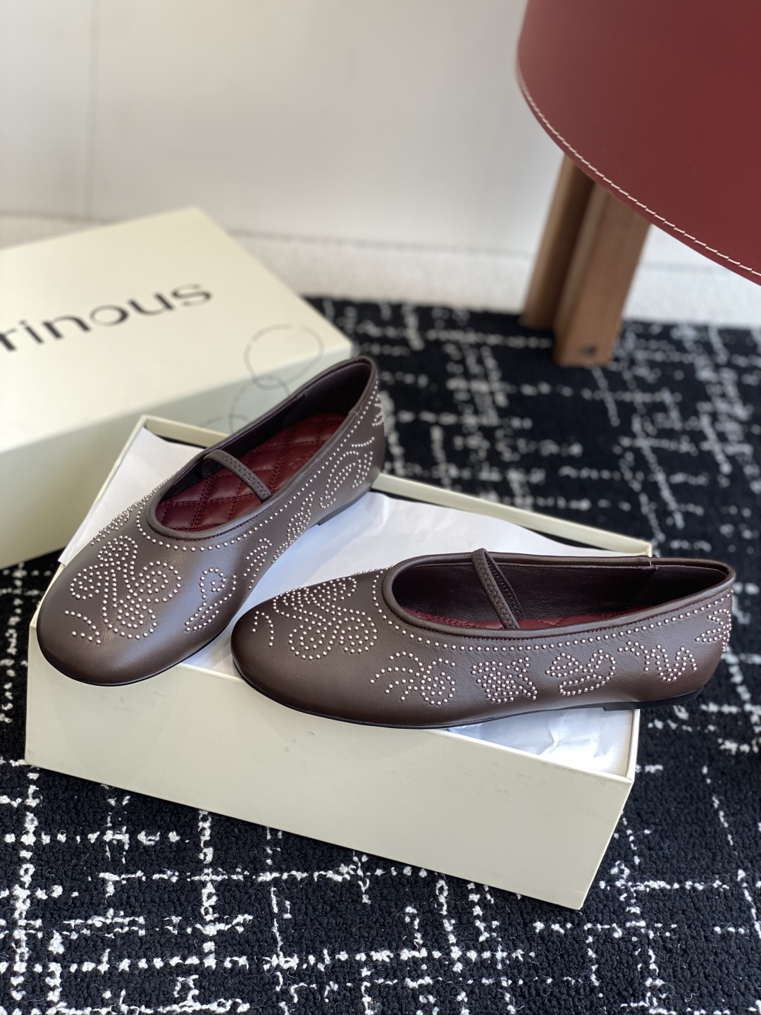 代购级
ORINOUS 25ss玛丽珍 春夏可太美了

经典芭蕾鞋型与摩登金属钉珠相结合，让人过目不忘 