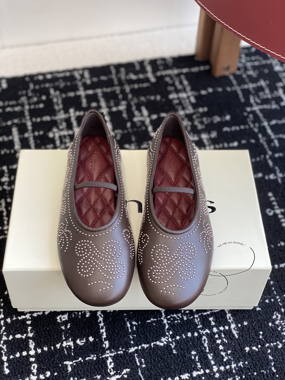 代购级
ORINOUS 25ss玛丽珍 春夏可太美了

经典芭蕾鞋型与摩登金属钉珠相结合，让人过目不忘 