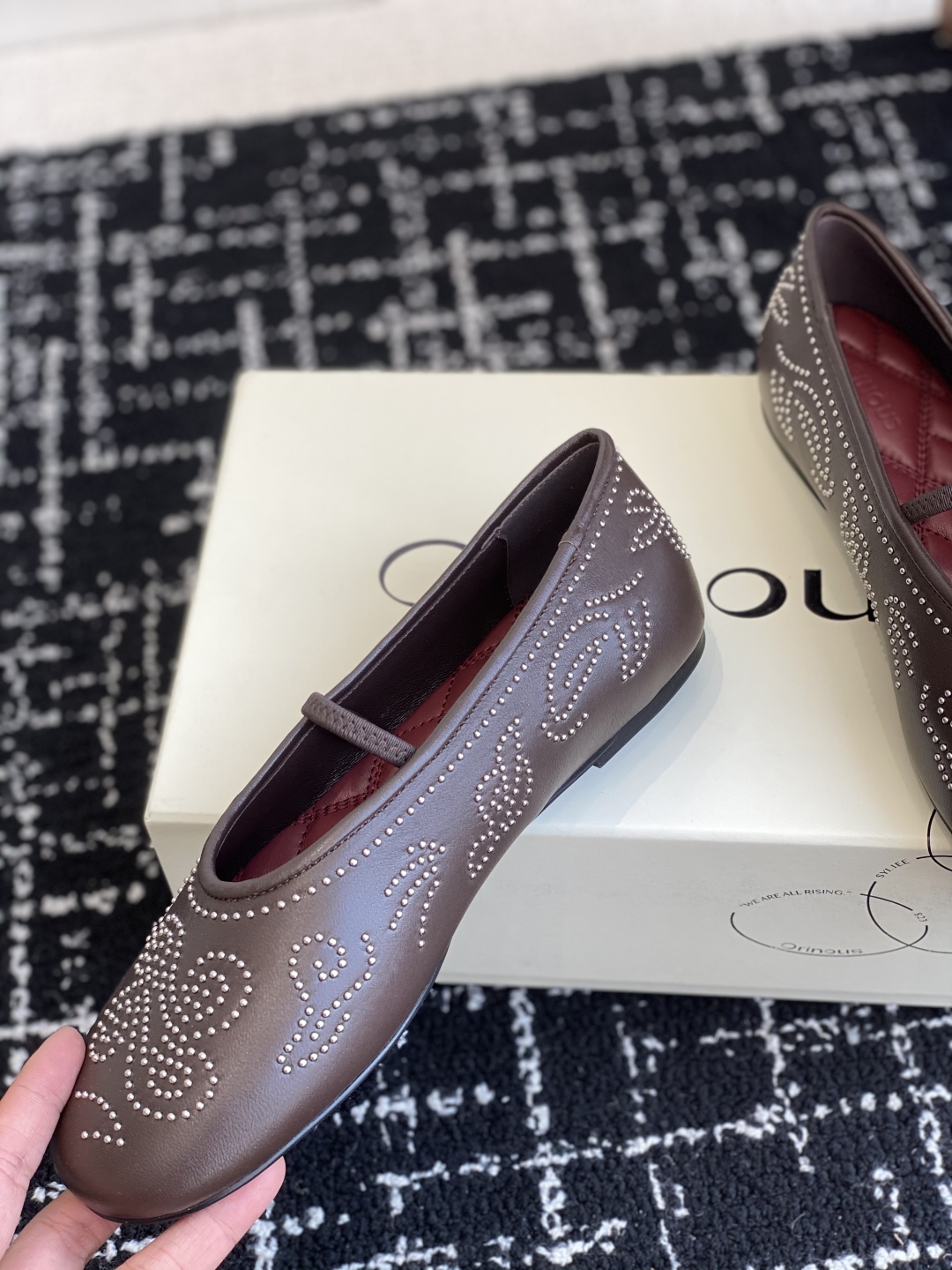 代购级
ORINOUS 25ss玛丽珍 春夏可太美了

经典芭蕾鞋型与摩登金属钉珠相结合，让人过目不忘 
