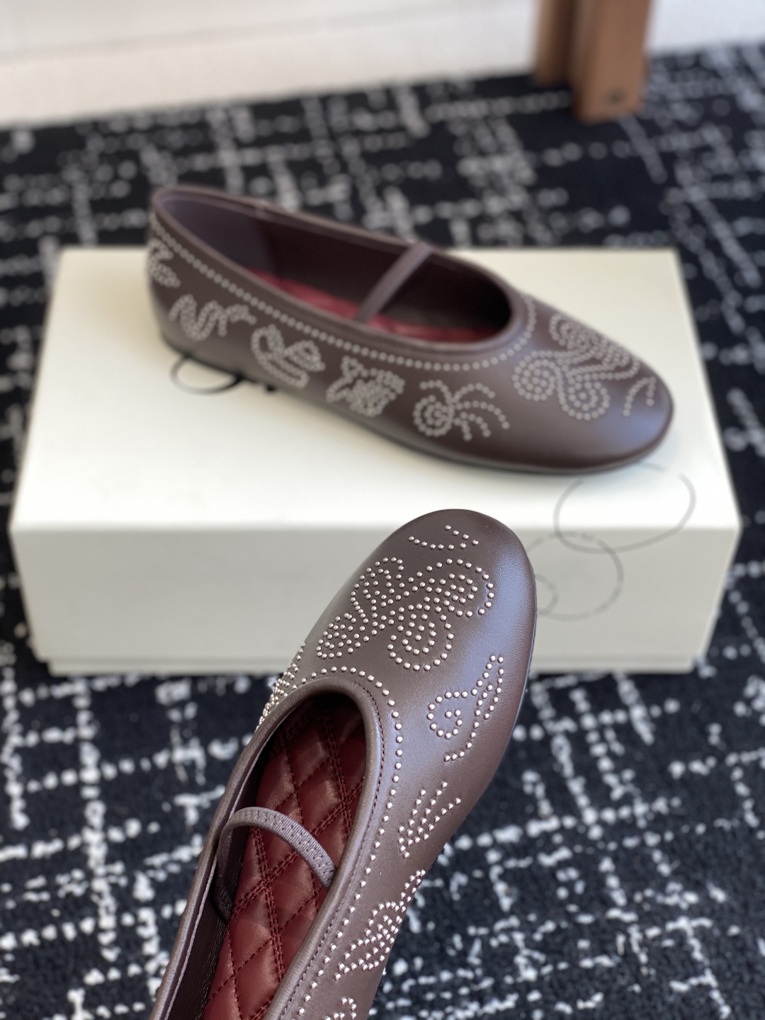 代购级
ORINOUS 25ss玛丽珍 春夏可太美了

经典芭蕾鞋型与摩登金属钉珠相结合，让人过目不忘 