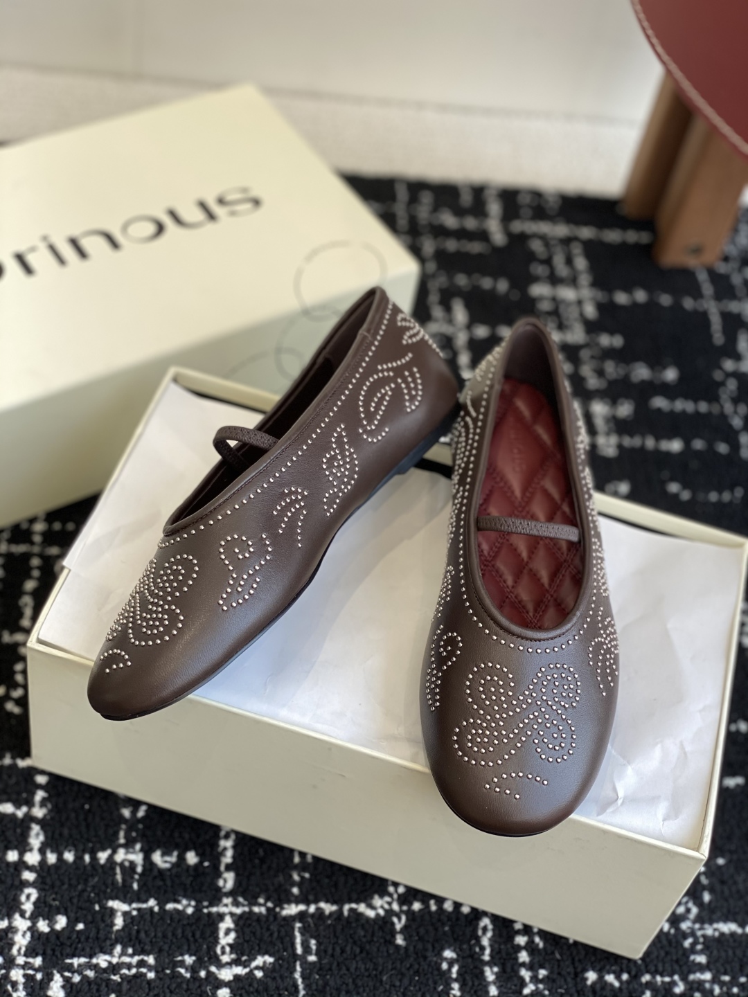 代购级
ORINOUS 25ss玛丽珍 春夏可太美了

经典芭蕾鞋型与摩登金属钉珠相结合，让人过目不忘 
