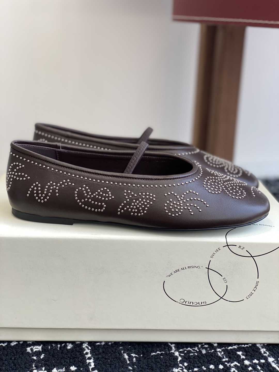 代购级
ORINOUS 25ss玛丽珍 春夏可太美了

经典芭蕾鞋型与摩登金属钉珠相结合，让人过目不忘 