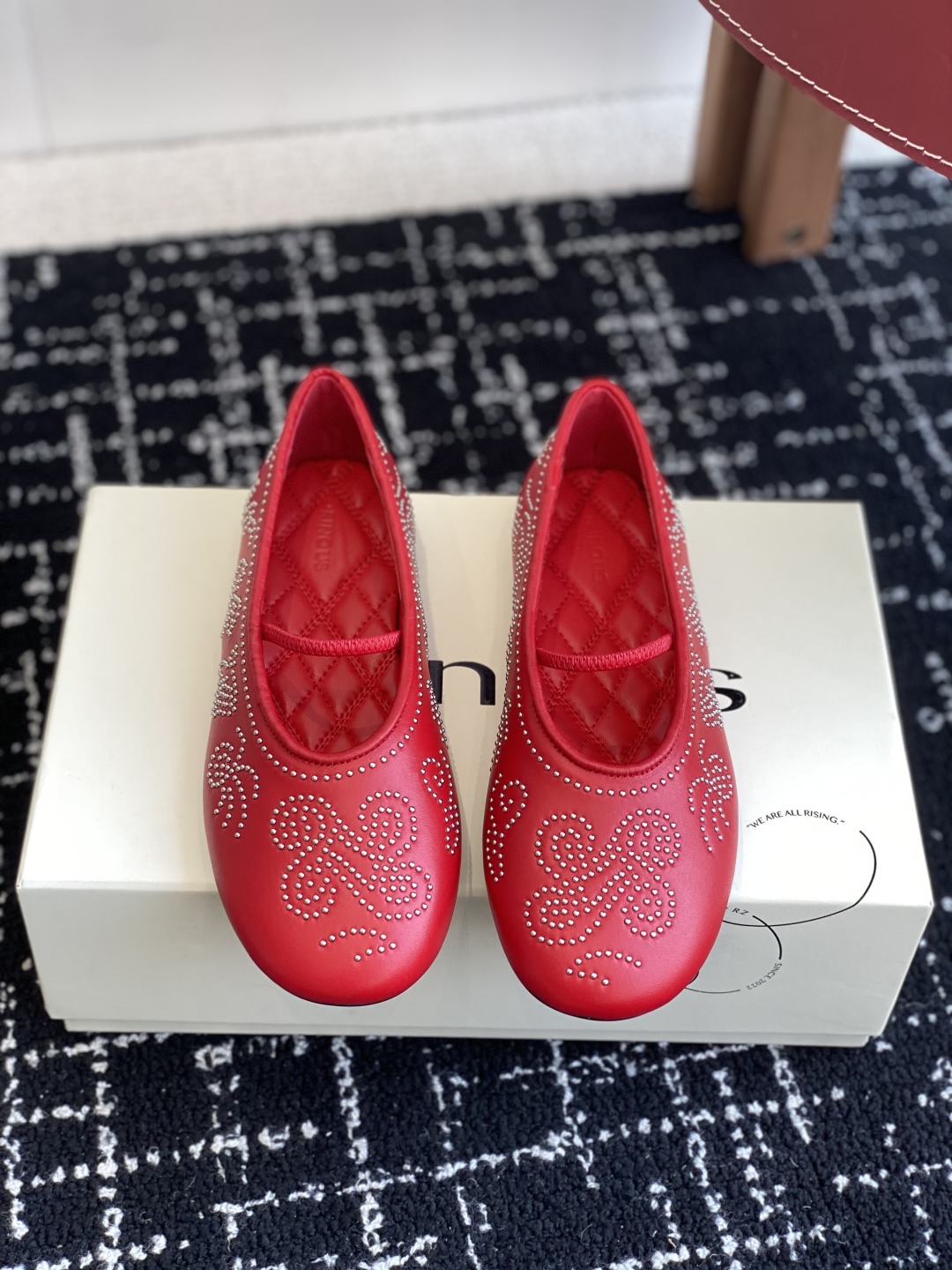 代购级
ORINOUS 25ss玛丽珍 春夏可太美了

经典芭蕾鞋型与摩登金属钉珠相结合，让人过目不忘 