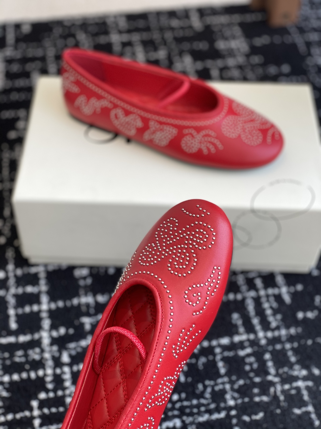 代购级
ORINOUS 25ss玛丽珍 春夏可太美了

经典芭蕾鞋型与摩登金属钉珠相结合，让人过目不忘 