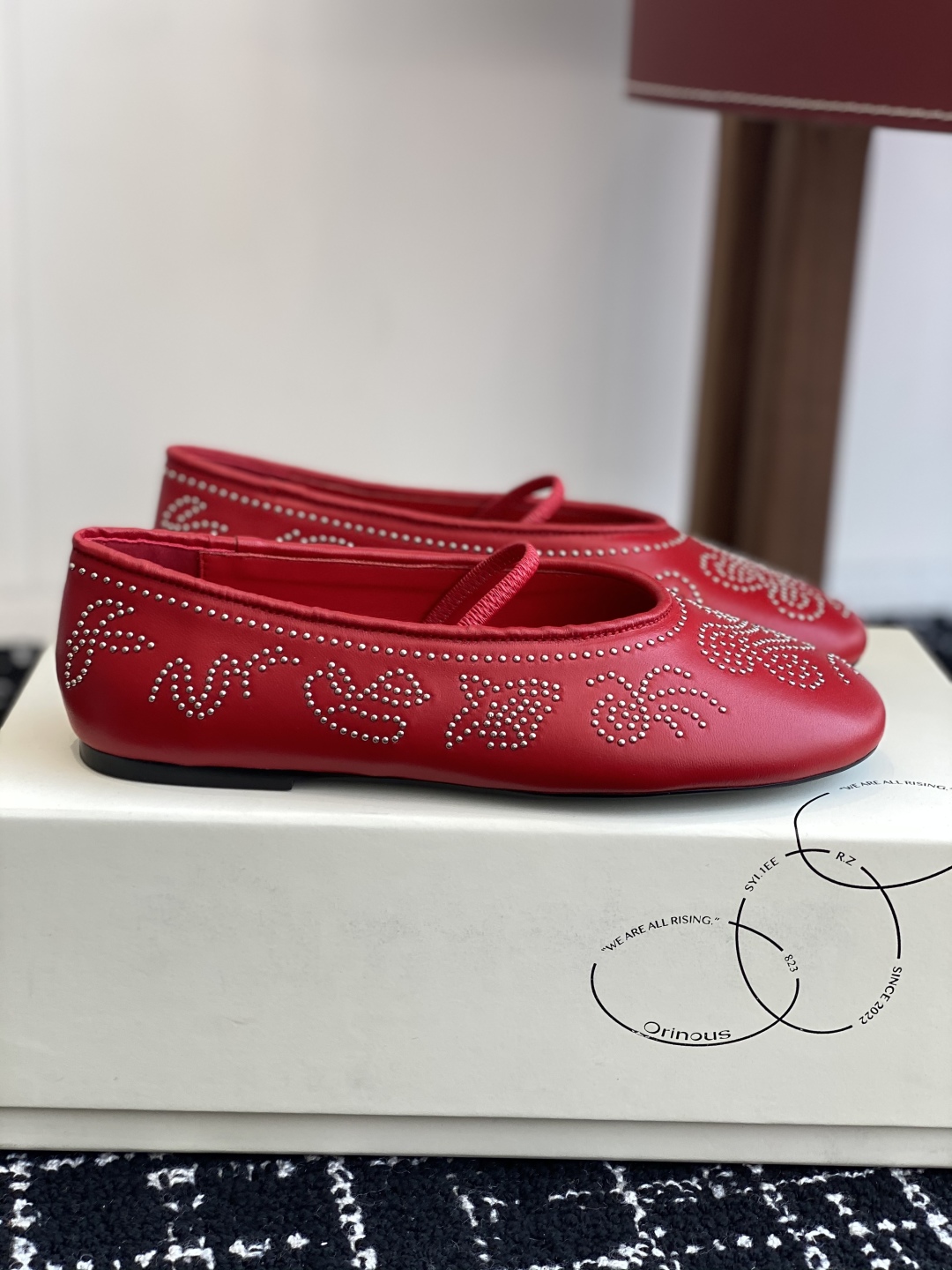 代购级
ORINOUS 25ss玛丽珍 春夏可太美了

经典芭蕾鞋型与摩登金属钉珠相结合，让人过目不忘 