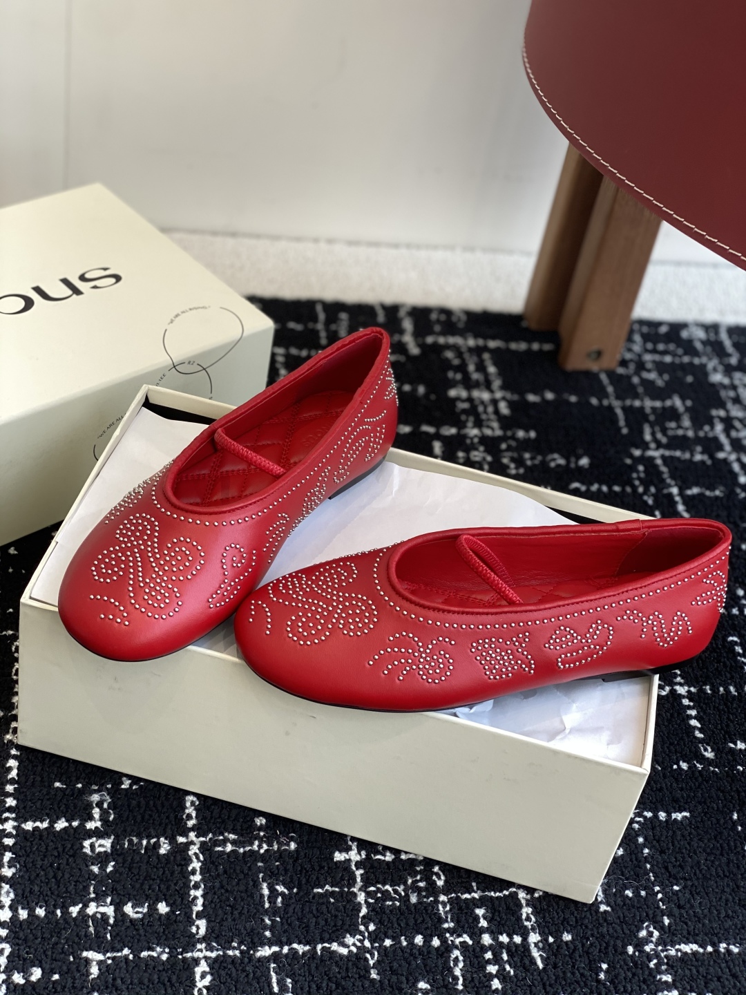 代购级
ORINOUS 25ss玛丽珍 春夏可太美了

经典芭蕾鞋型与摩登金属钉珠相结合，让人过目不忘 