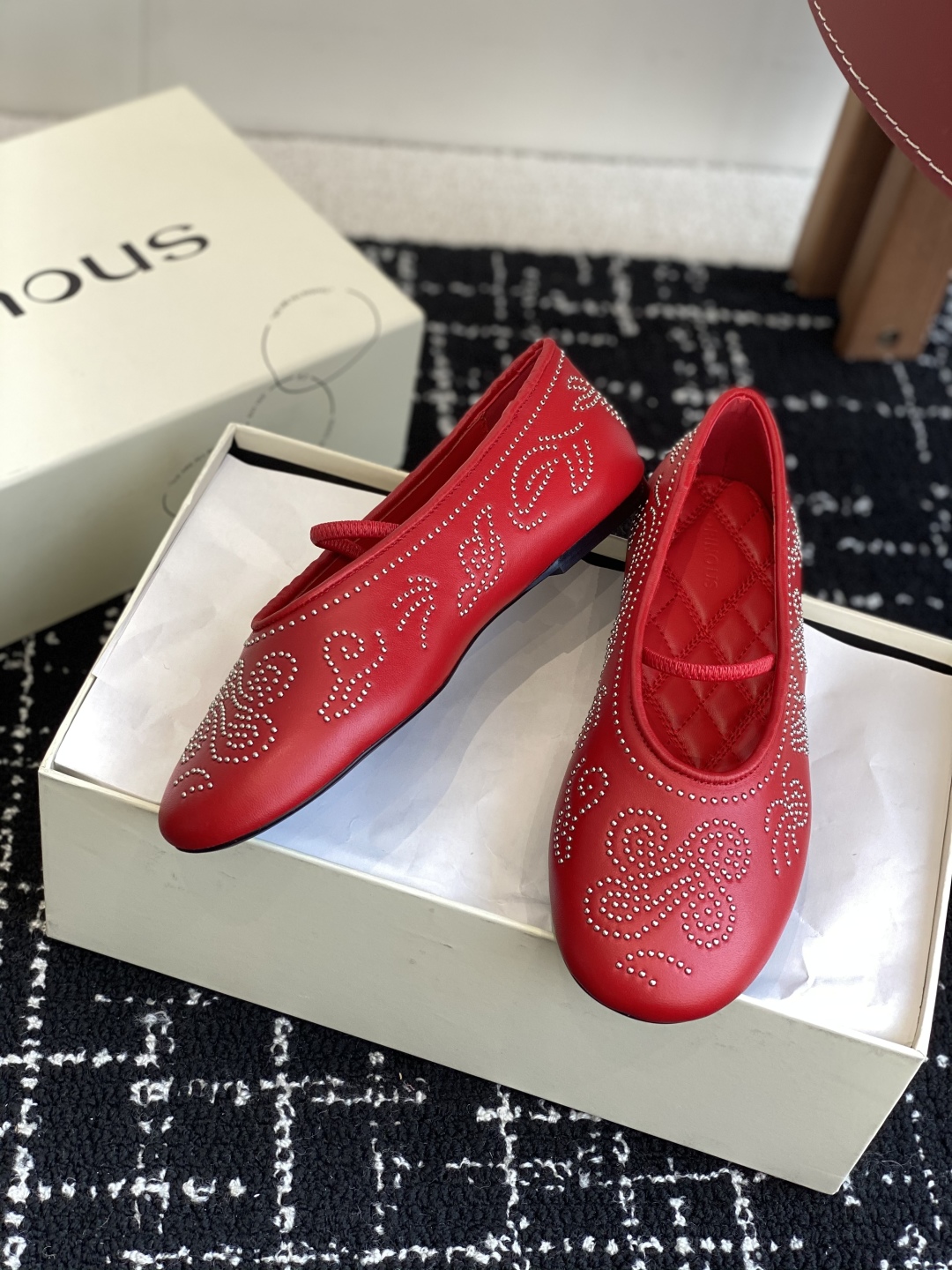 代购级
ORINOUS 25ss玛丽珍 春夏可太美了

经典芭蕾鞋型与摩登金属钉珠相结合，让人过目不忘 