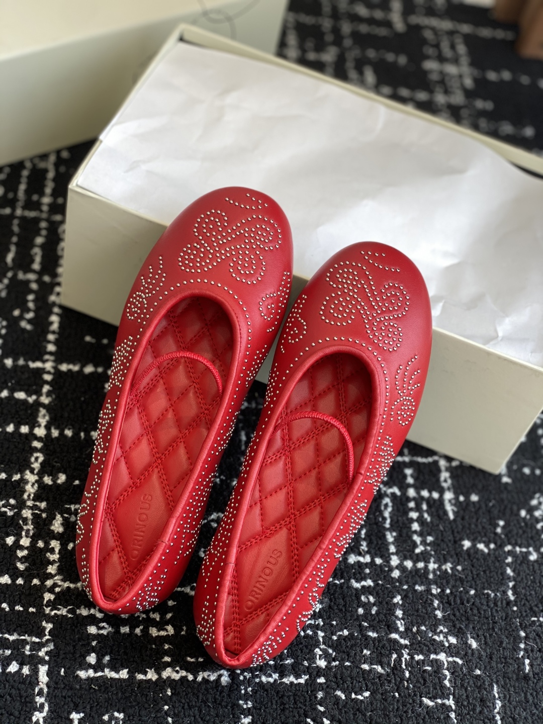 代购级
ORINOUS 25ss玛丽珍 春夏可太美了

经典芭蕾鞋型与摩登金属钉珠相结合，让人过目不忘 