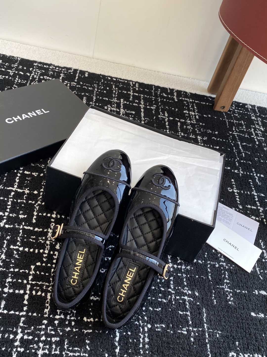 代购级
CHANEL小香 25ss 春夏鞋头电绣双C logo点缀,芭蕾舞鞋 宛如女神脖子上的项链,上脚