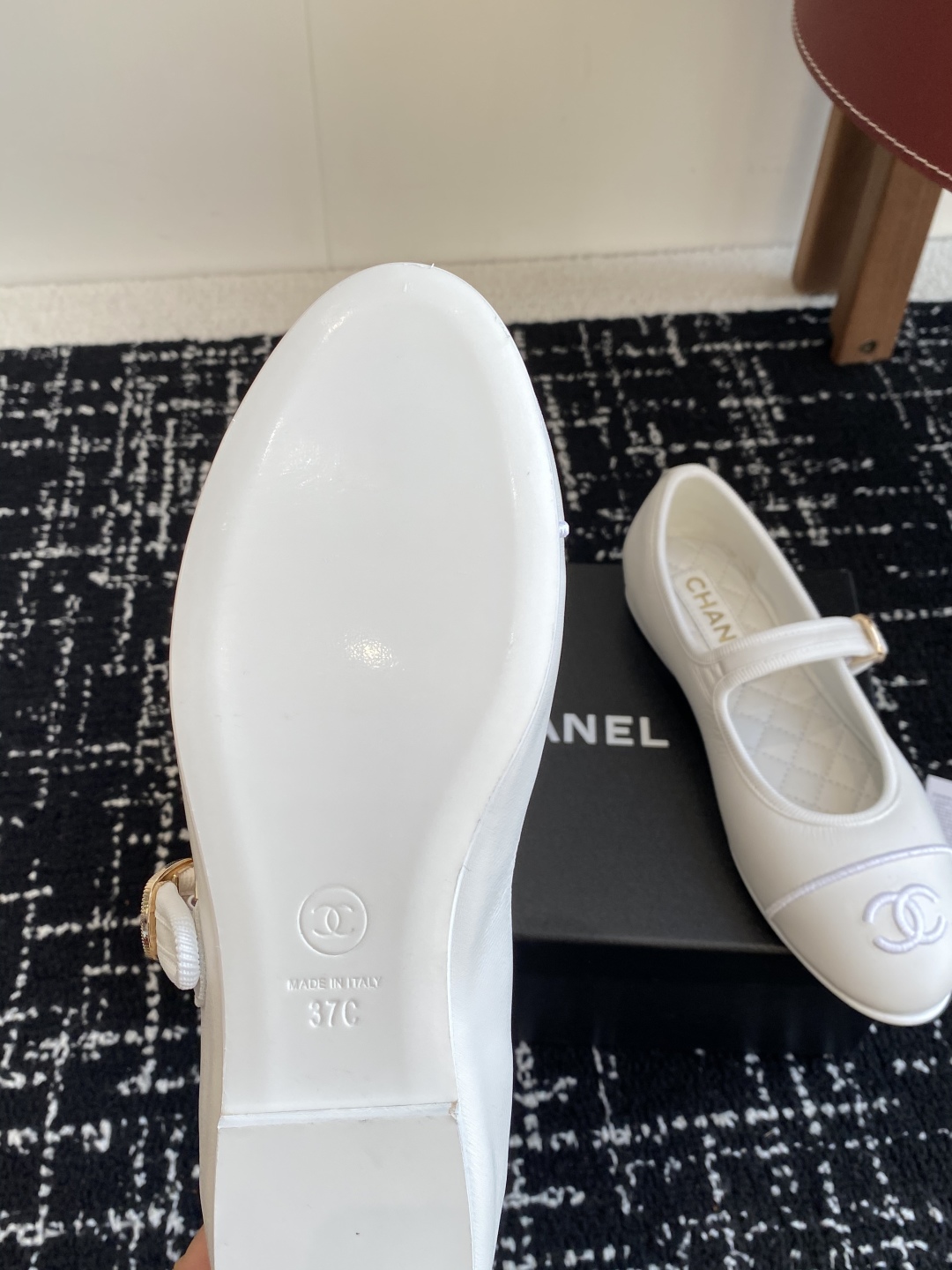 代购级
CHANEL小香 25ss 春夏鞋头电绣双C logo点缀，芭蕾舞鞋 宛如女神脖子上的项链，上脚