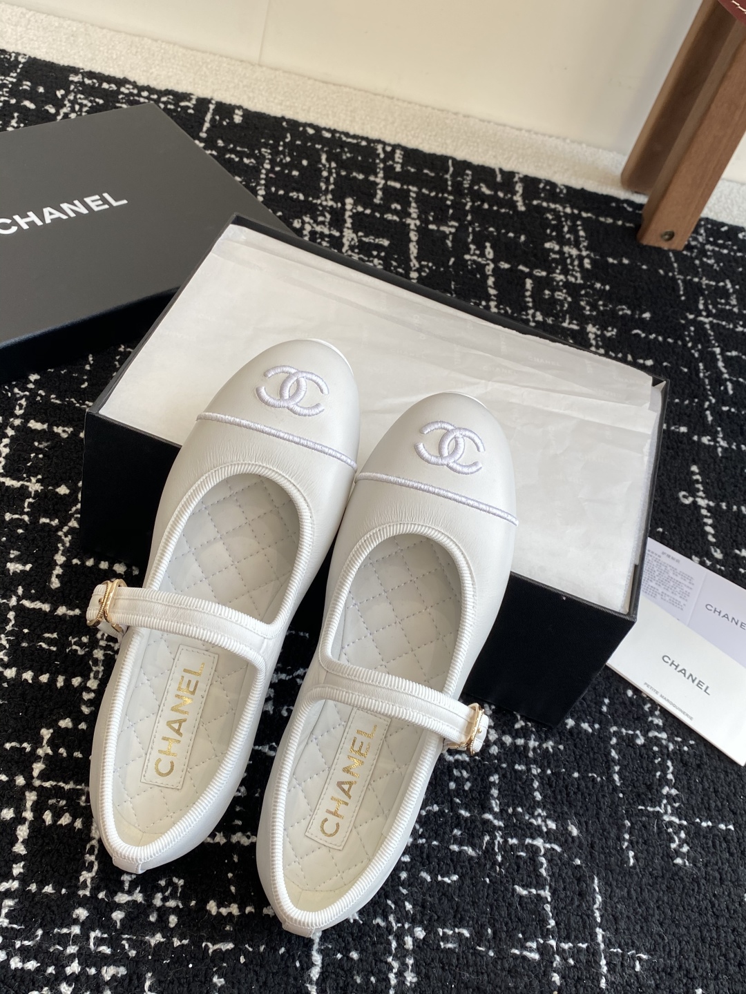 代购级
CHANEL小香 25ss 春夏鞋头电绣双C logo点缀，芭蕾舞鞋 宛如女神脖子上的项链，上脚