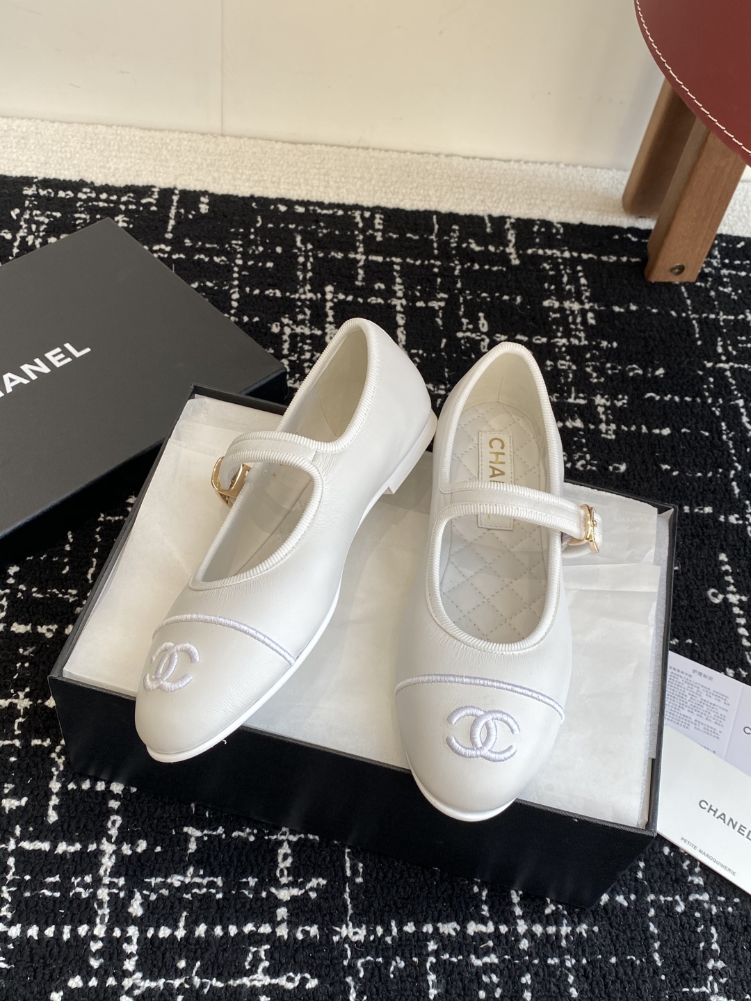 代购级
CHANEL小香 25ss 春夏鞋头电绣双C logo点缀，芭蕾舞鞋 宛如女神脖子上的项链，上脚