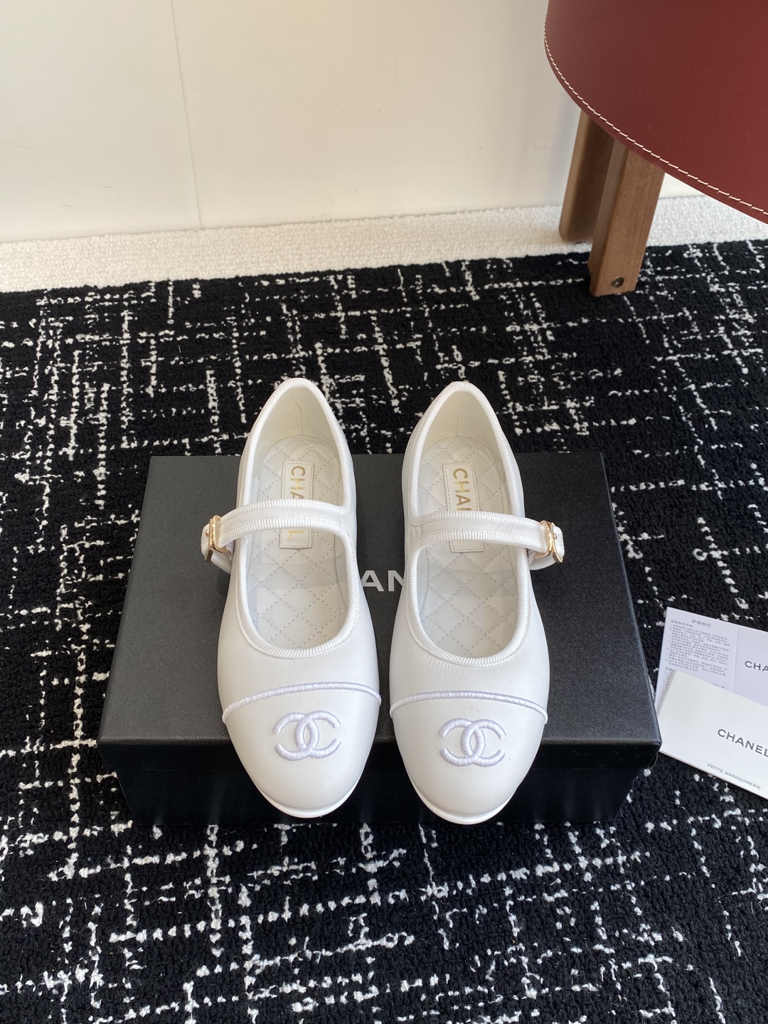 代购级
CHANEL小香 25ss 春夏鞋头电绣双C logo点缀，芭蕾舞鞋 宛如女神脖子上的项链，上脚