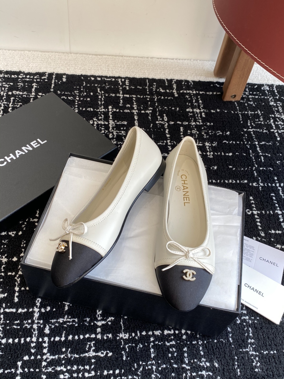 代购级
CHANEL小香 25ss 春夏鞋头电绣双C logo点缀,芭蕾舞鞋 宛如女神脖子上的项链,上脚