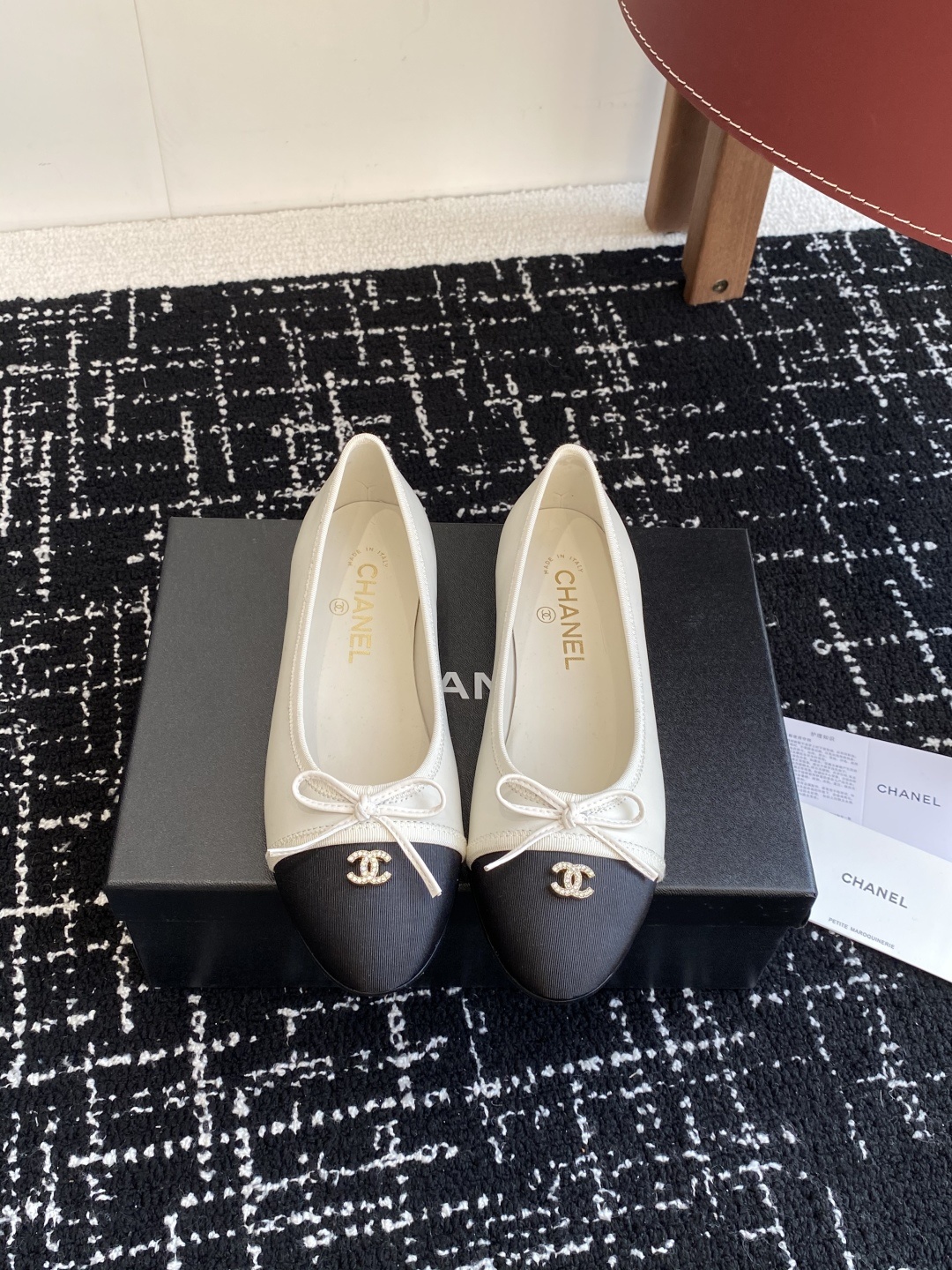 代购级
CHANEL小香 25ss 春夏鞋头电绣双C logo点缀,芭蕾舞鞋 宛如女神脖子上的项链,上脚