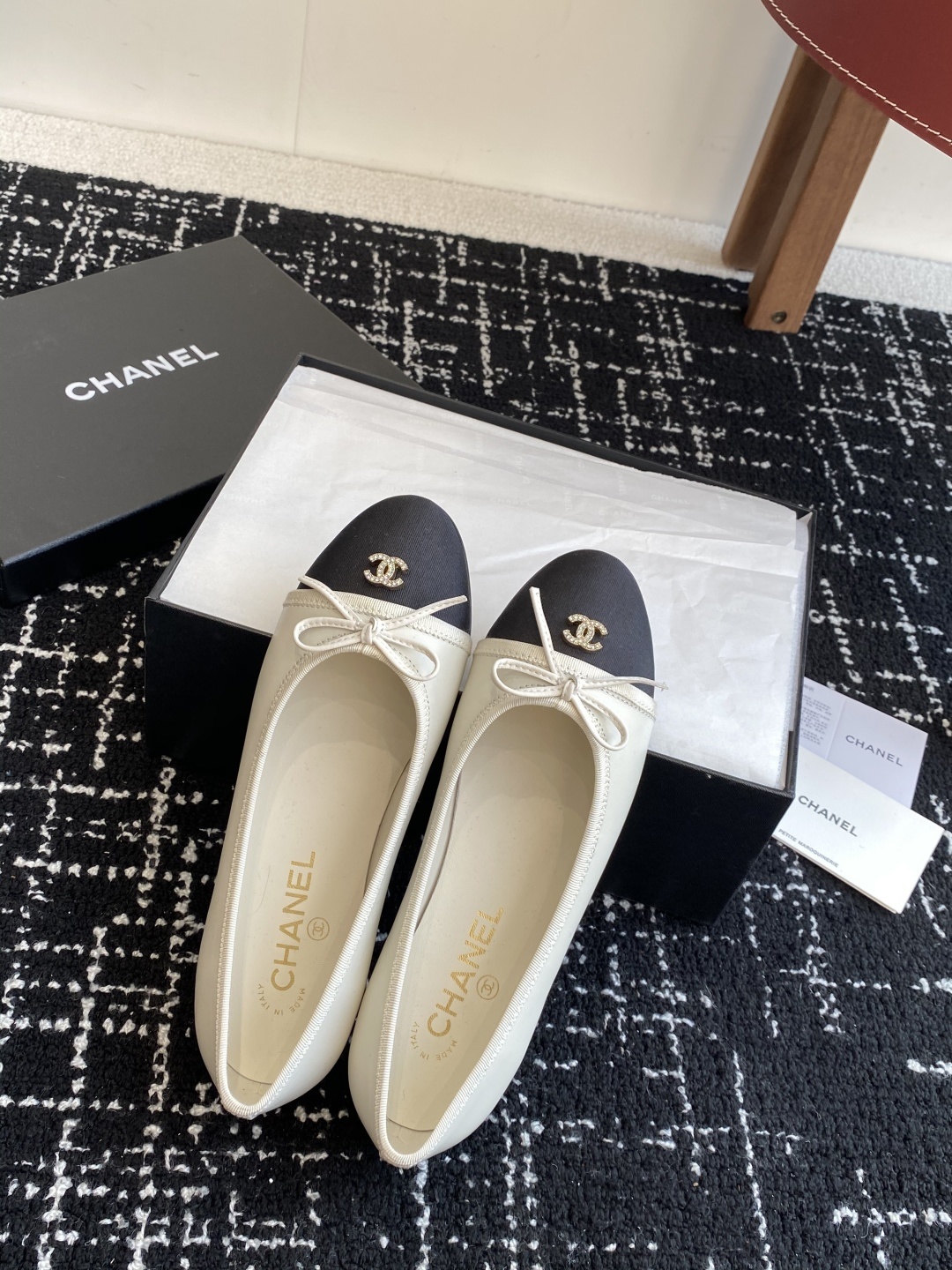 代购级
CHANEL小香 25ss 春夏鞋头电绣双C logo点缀,芭蕾舞鞋 宛如女神脖子上的项链,上脚