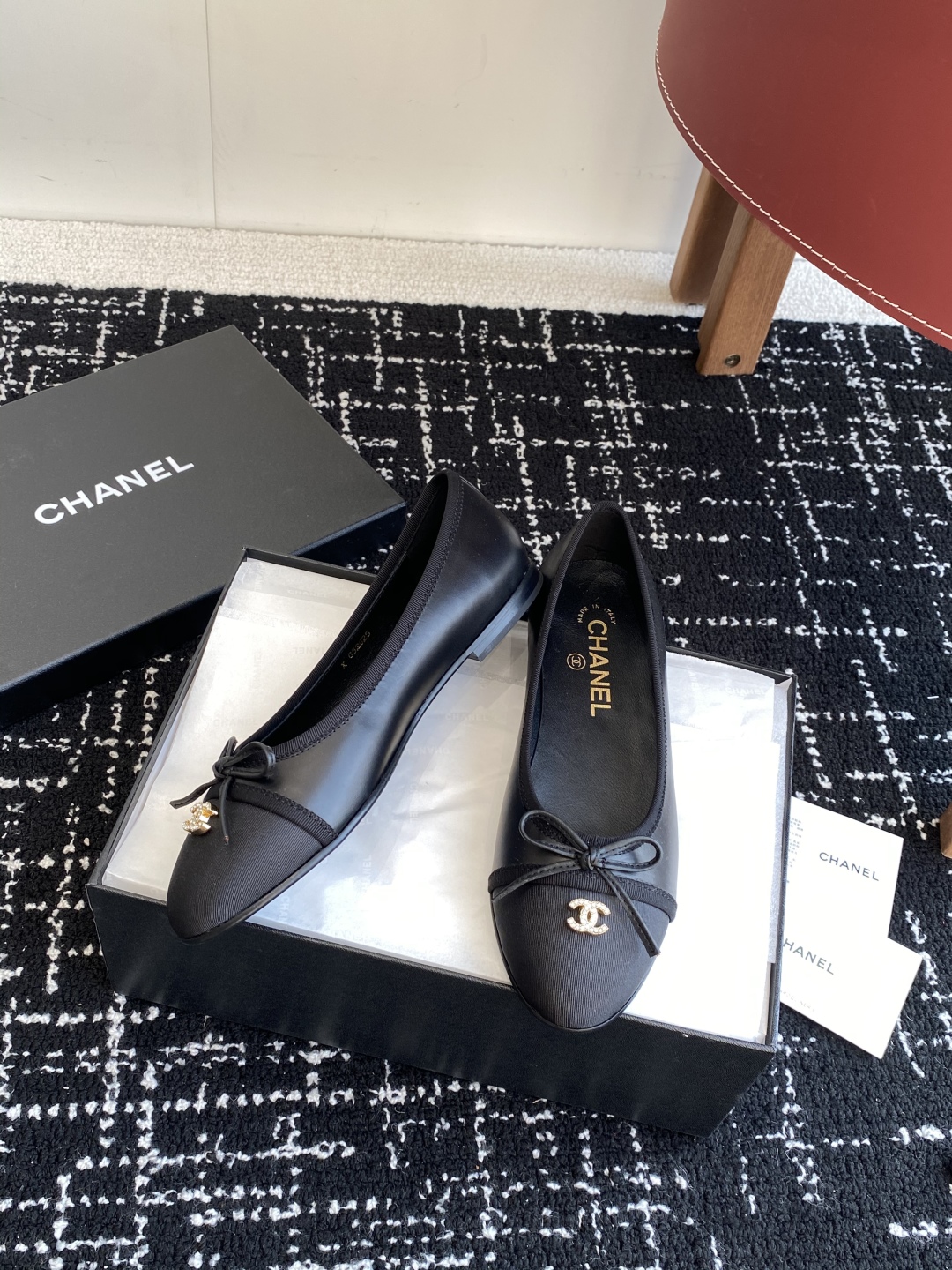代购级
CHANEL小香 25ss 春夏鞋头电绣双C logo点缀，芭蕾舞鞋 宛如女神脖子上的项链，上脚