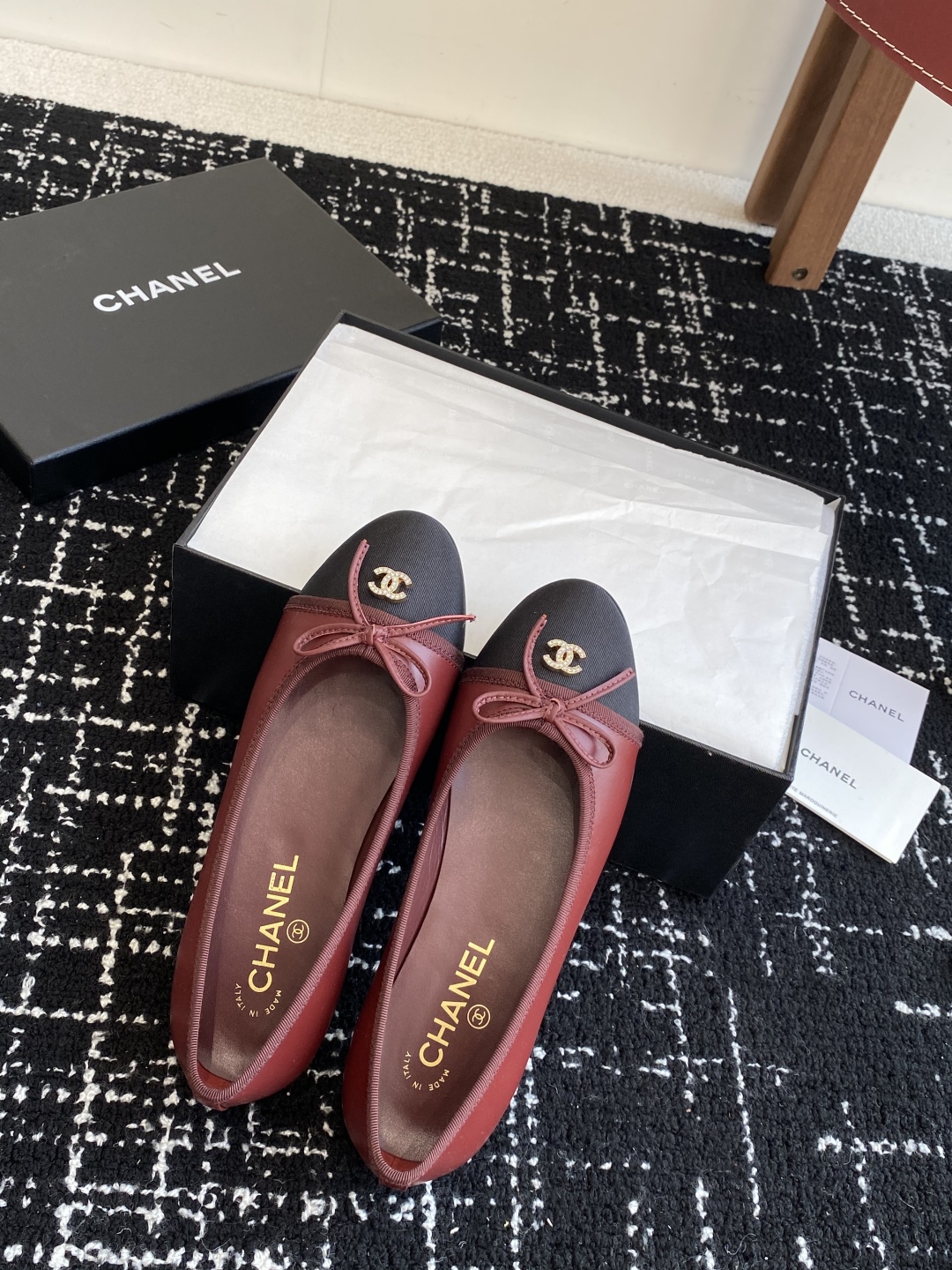代购级
CHANEL小香 25ss 春夏鞋头电绣双C logo点缀，芭蕾舞鞋 宛如女神脖子上的项链，上脚