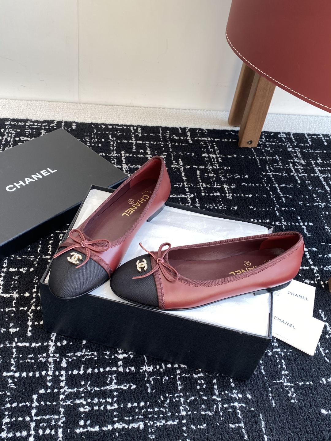 代购级
CHANEL小香 25ss 春夏鞋头电绣双C logo点缀，芭蕾舞鞋 宛如女神脖子上的项链，上脚