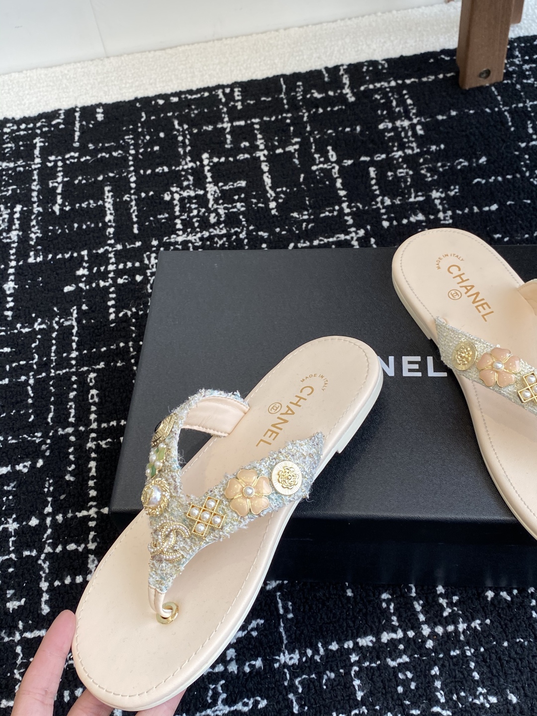 代购级
CHANEL 香奈儿 25ss 夏季新款 编织 夹脚人字拖 海滩必备款

Chanel2025香