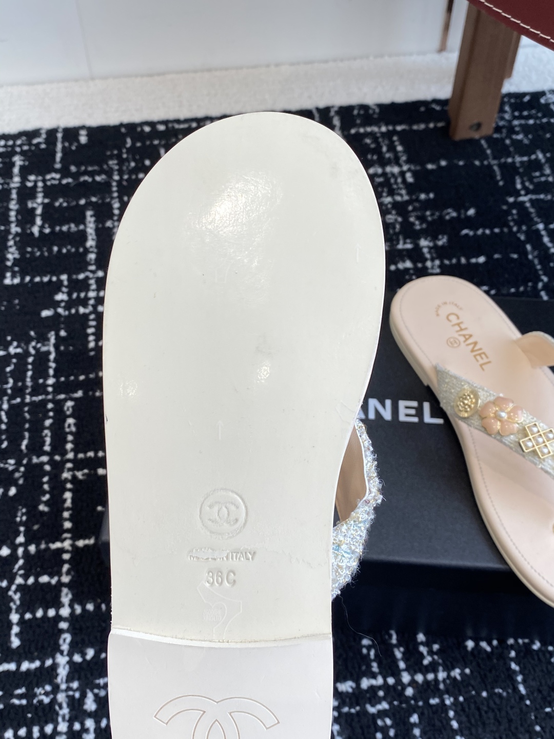 代购级
CHANEL 香奈儿 25ss 夏季新款 编织 夹脚人字拖 海滩必备款

Chanel2025香