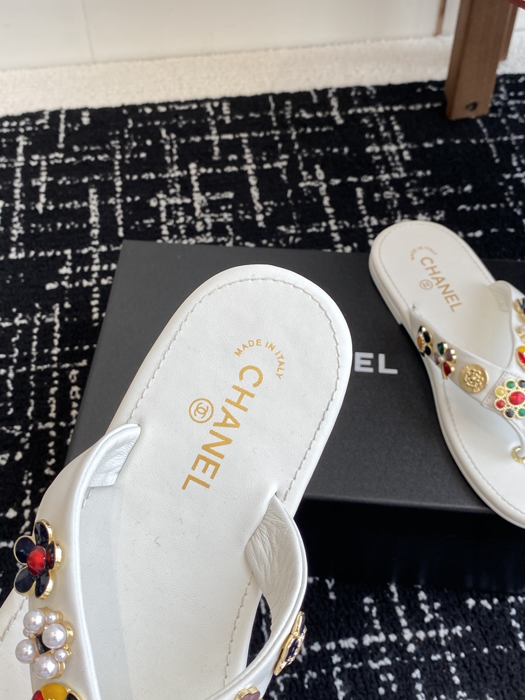 代购级
CHANEL 香奈儿 25ss 夏季新款 编织 夹脚人字拖 海滩必备款

Chanel2025香